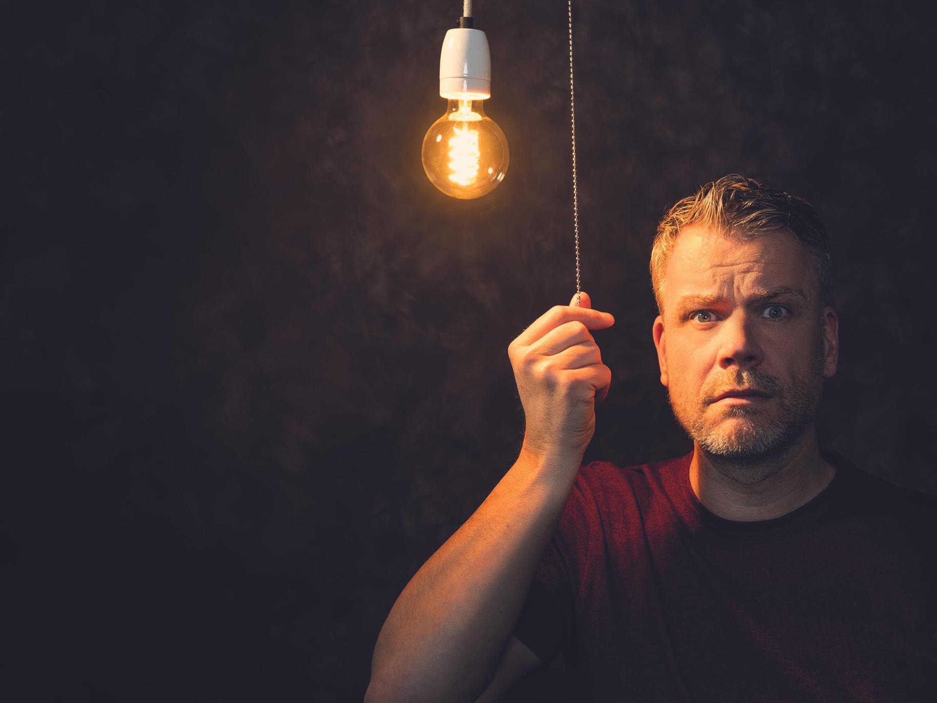 Rob Scheepers, Promotiefoto van Rob Scheepters die aan touwtje trekt voor lamp boven zijn hoofd