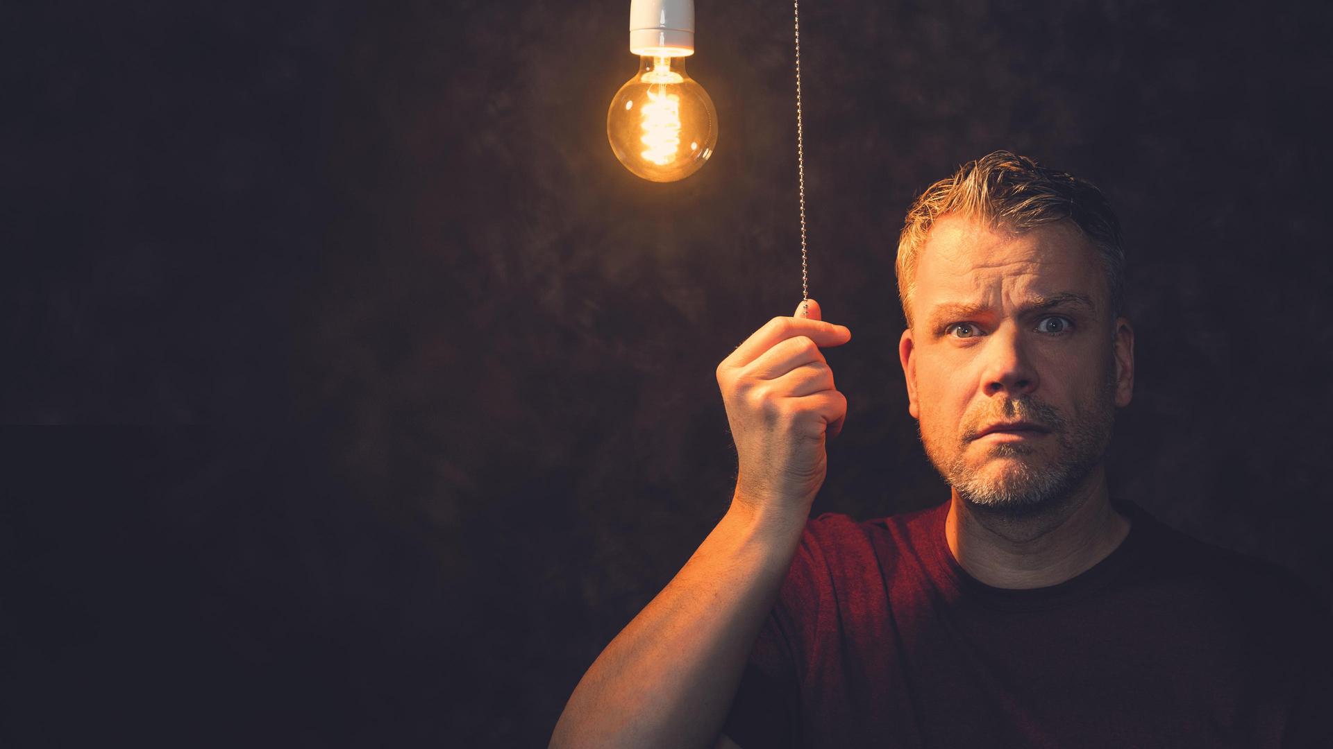 Rob Scheepers, Promotiefoto van Rob Scheepters die aan touwtje trekt voor lamp boven zijn hoofd