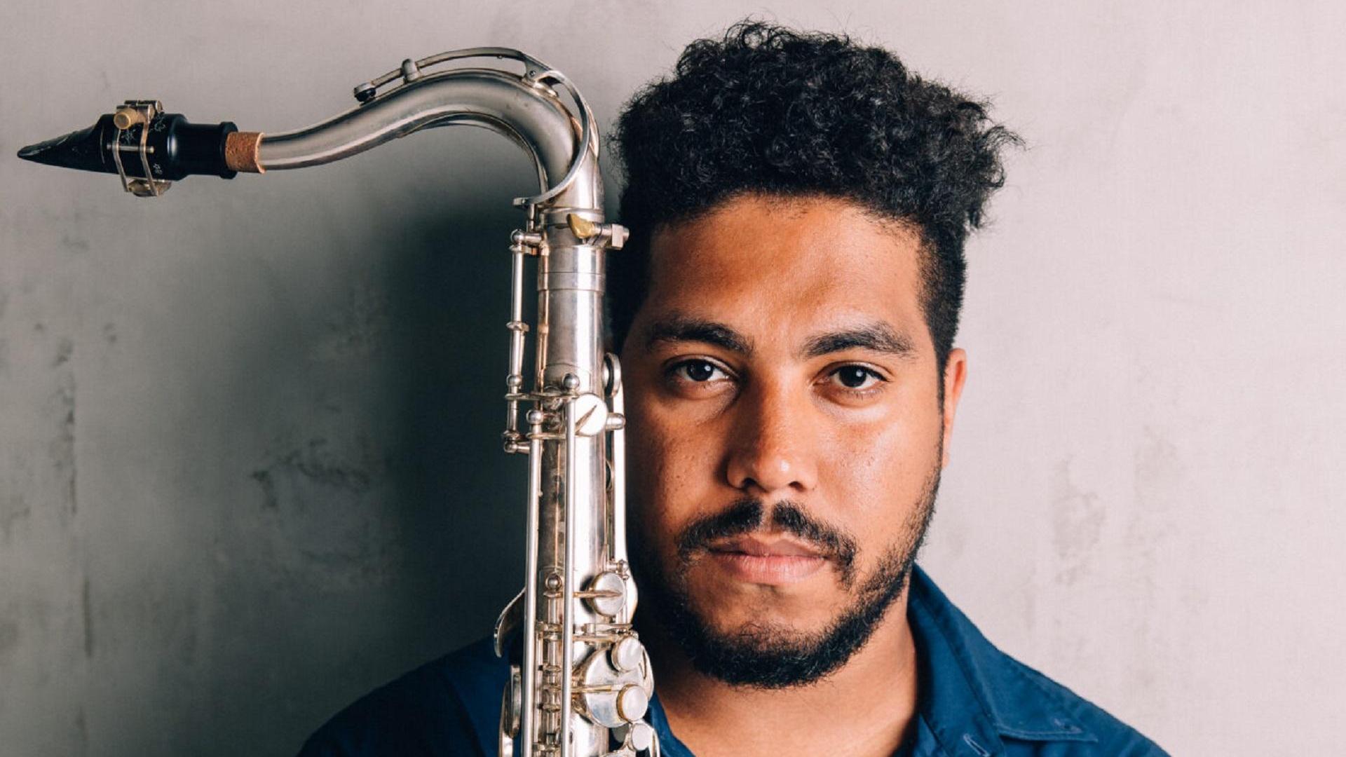 Promotiefoto Lucas Santana met saxofoon voor hem houdend