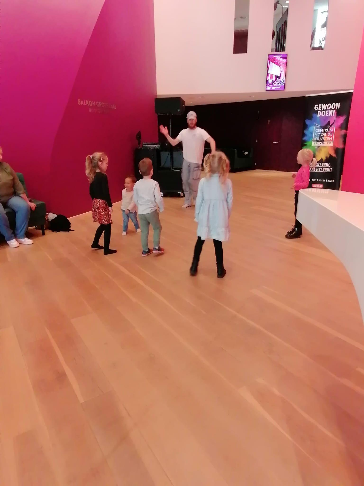 Foto workshop dans in de bovenfoyer van Theater de Stoep