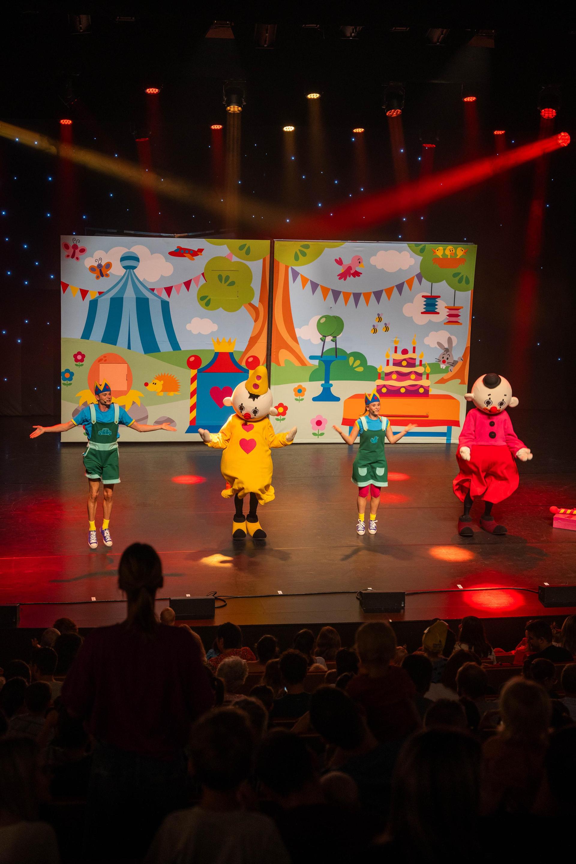 scènefoto Bumba en Bumbalu met 2 groen geklede spelers erbij voor groot verjaardagsboek