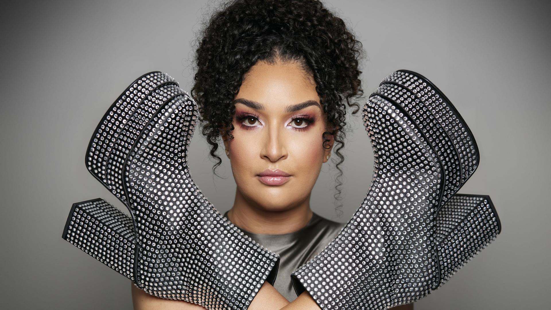 Soundos El Ahmadi, Foto van Soundos met haar glitterlaarzen aan haar handen langs haar hoofd