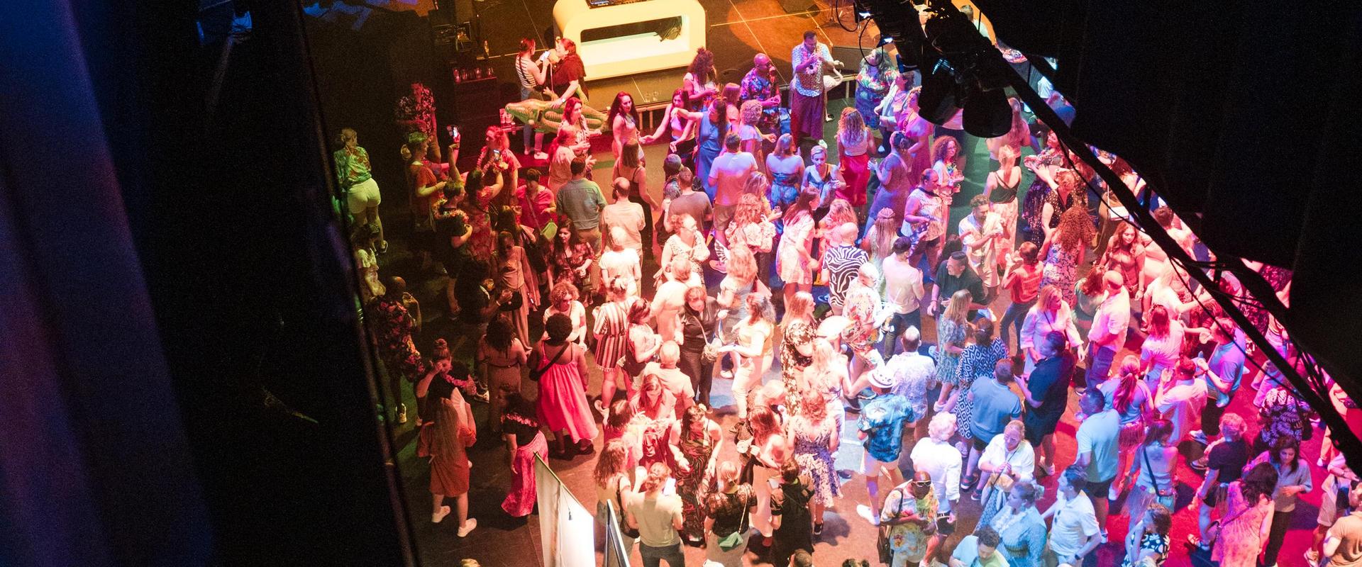 De Stoep - de ideale partner voor uw evenement , Foto van dansende mensen op het podium van de Grote Zaal van bovenaf gezien tijdens Gemeentefeest