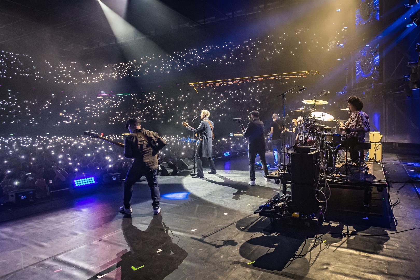 Foto van de band Starman gezien vanaf achter podium naar de zaal toe.