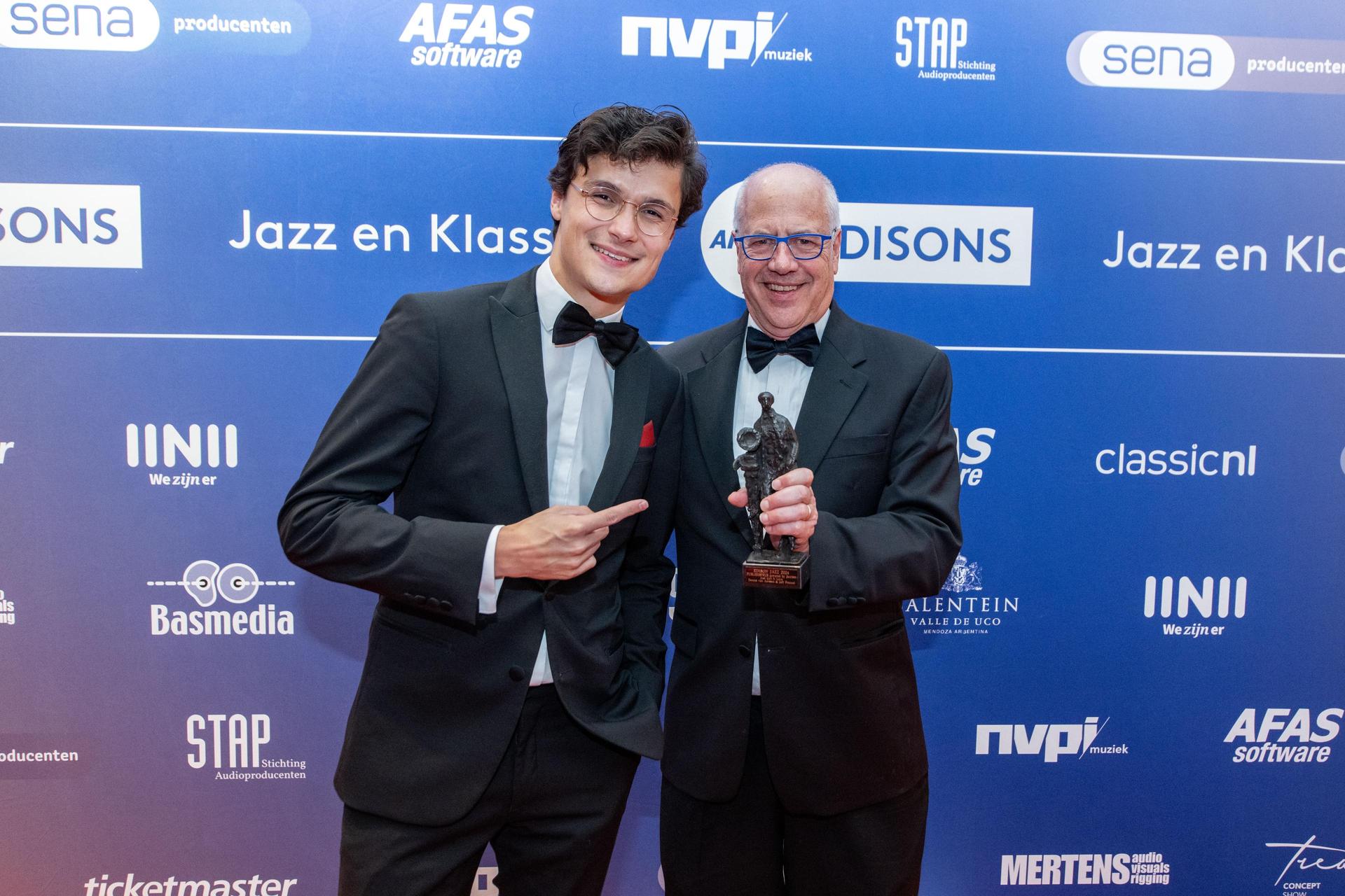 Foto van Dennis van Aarssen samen met oudere man die Edisonbeeldje vasthoudt