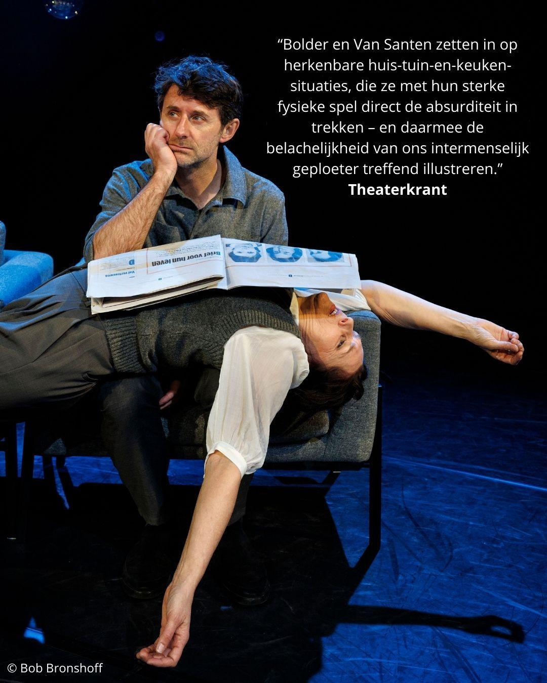 Quotefoto van Bolder en Van Santen liggend op de bank onder een krant en een quote van Theaterkrant 