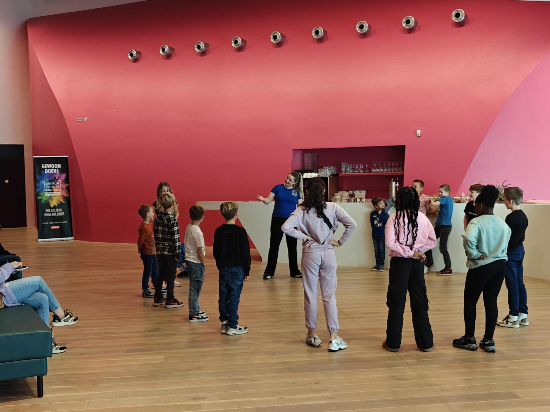 Foto workshop toneel op bovenfoyer van Theater de Stoep