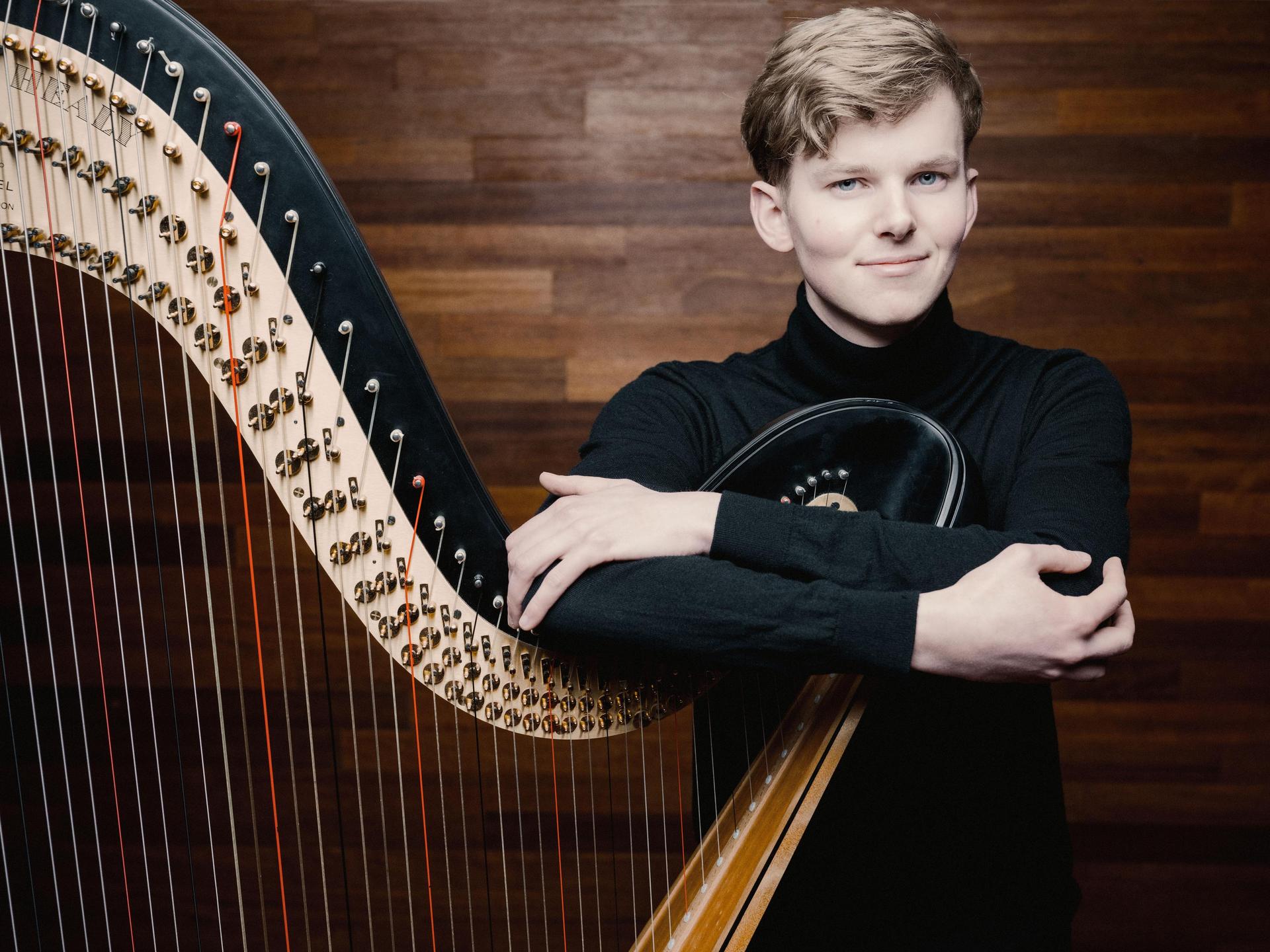 Joost Willemze Harp Solo, Foto Joost Willemze met zijn harp