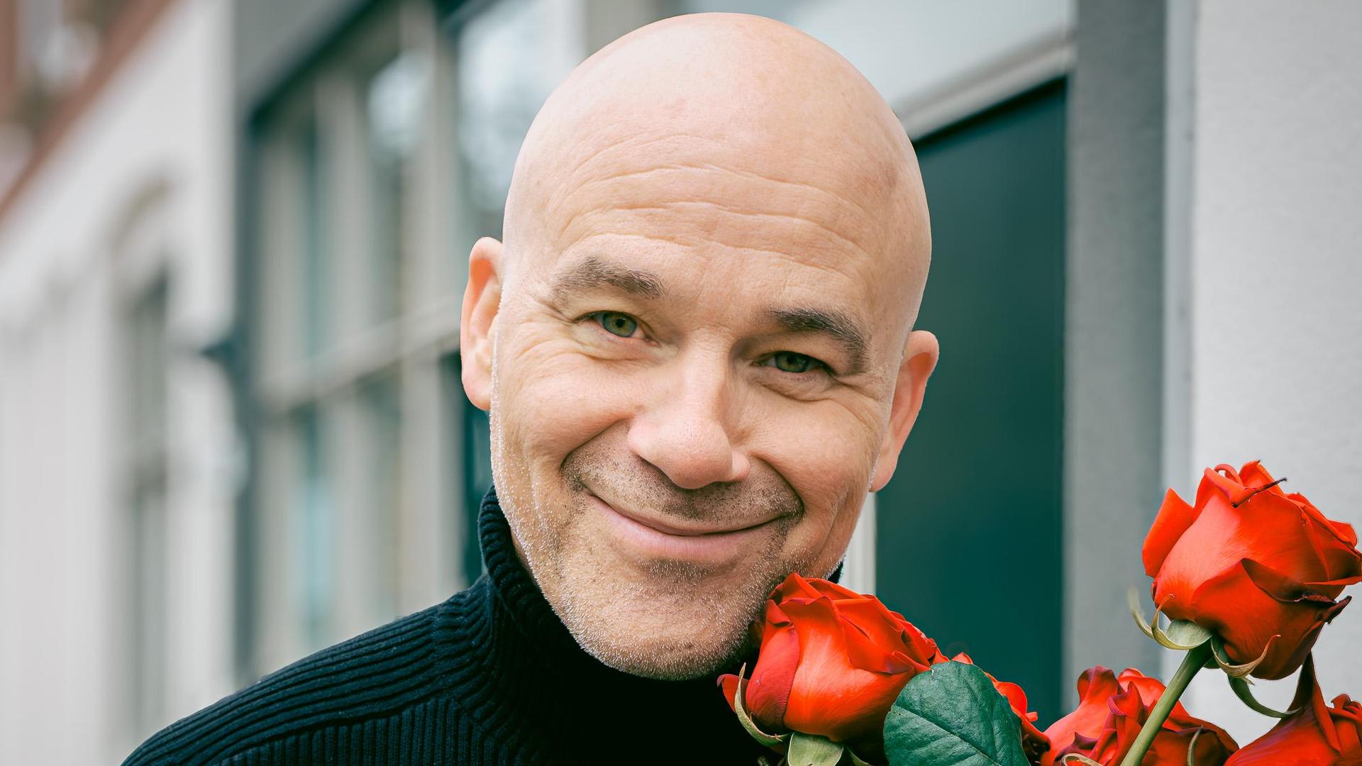 Chris Grem, Foto van Chris Grem in een straat met een bos rode rozen in zijn handen