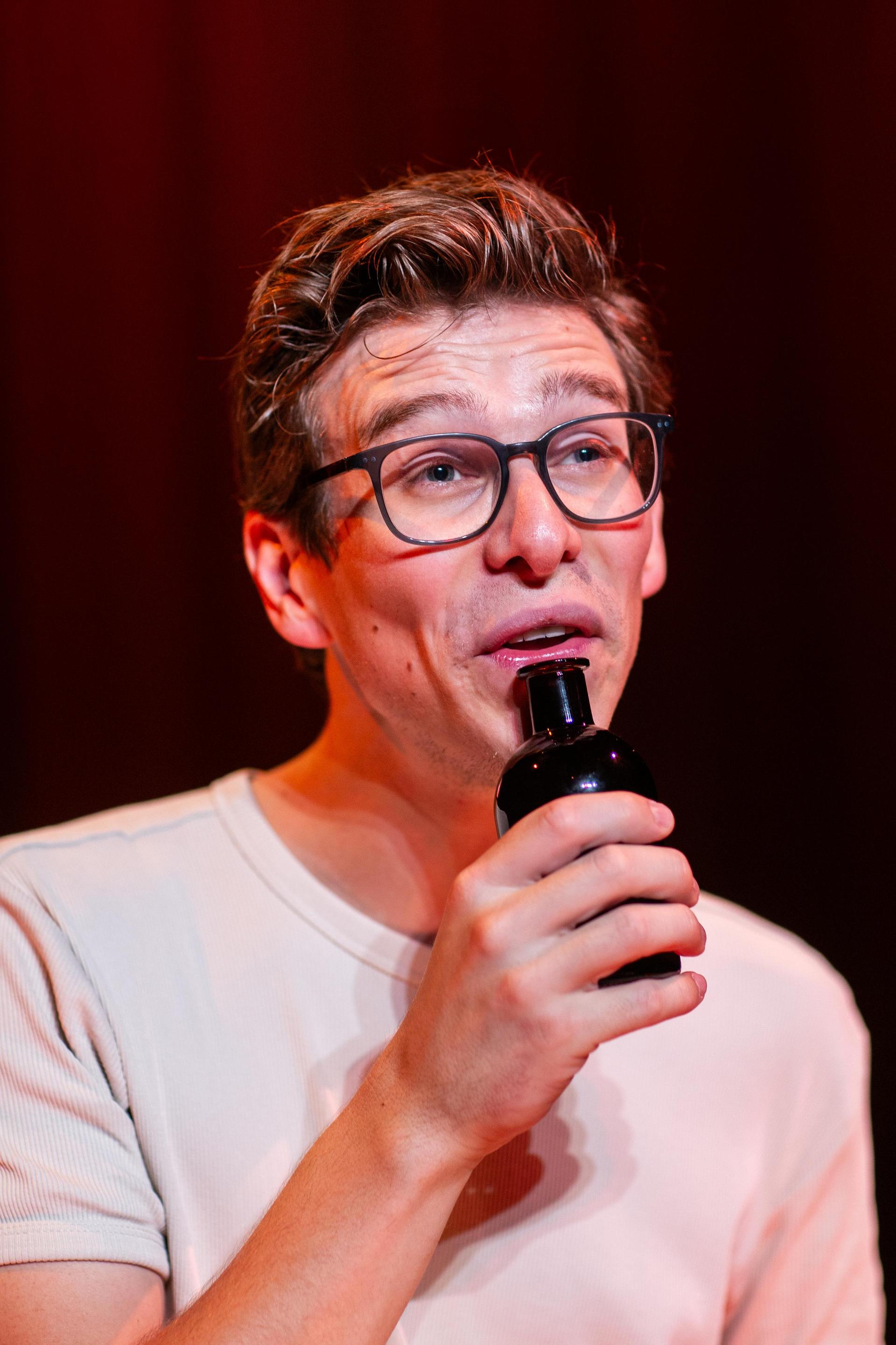 Scenefoto van Remy Evers met een fles aan zijn mond