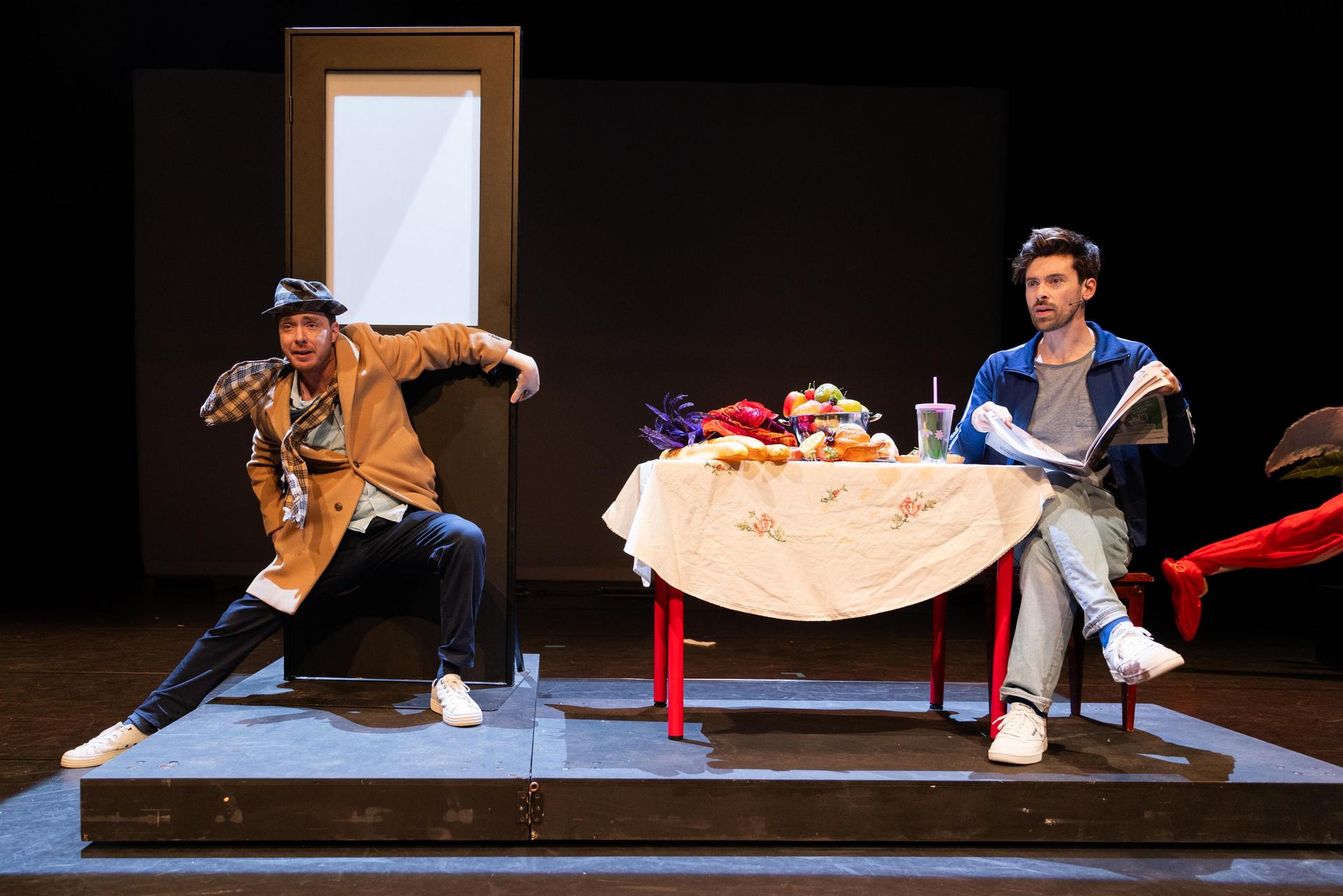scènefoto van De Proefkeuken Theatershow met Pieter Hulst en Willem Voogd aan tafel