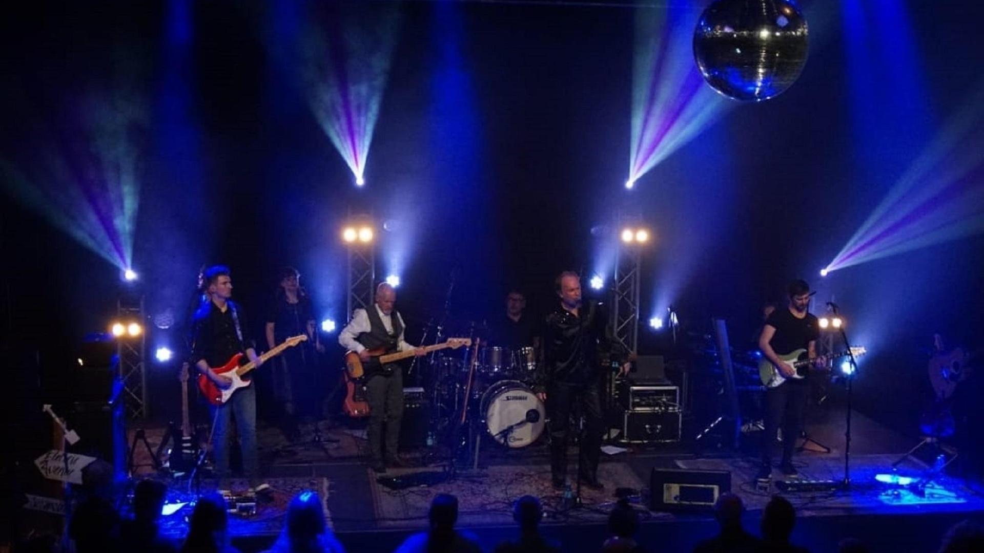 Endless Echoes, De band Endless Echoes met A tribute to Pink Floyd met veel blauw licht erachter