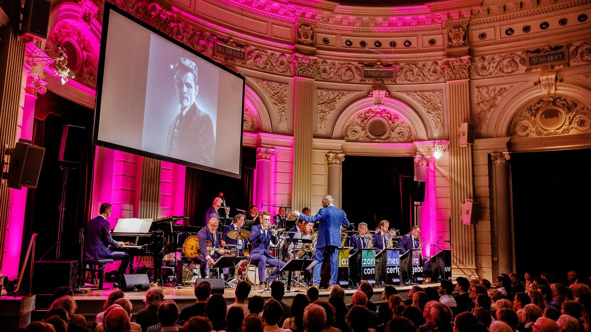 Jazz Orchestra of the Concertgebouw featuring Ruud Breuls en Edwin Rutten, Foto van Jazz Orchestra of the Concertgebouw tijdens een optreden met scherm erboven voor projectie
