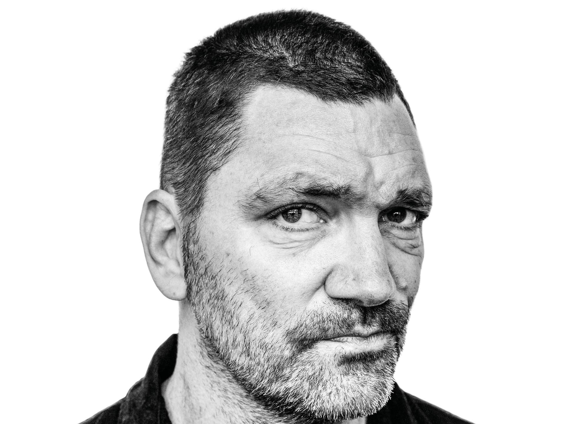 Theo Maassen, Promotiefoto in zwart wit van Theo Maassen