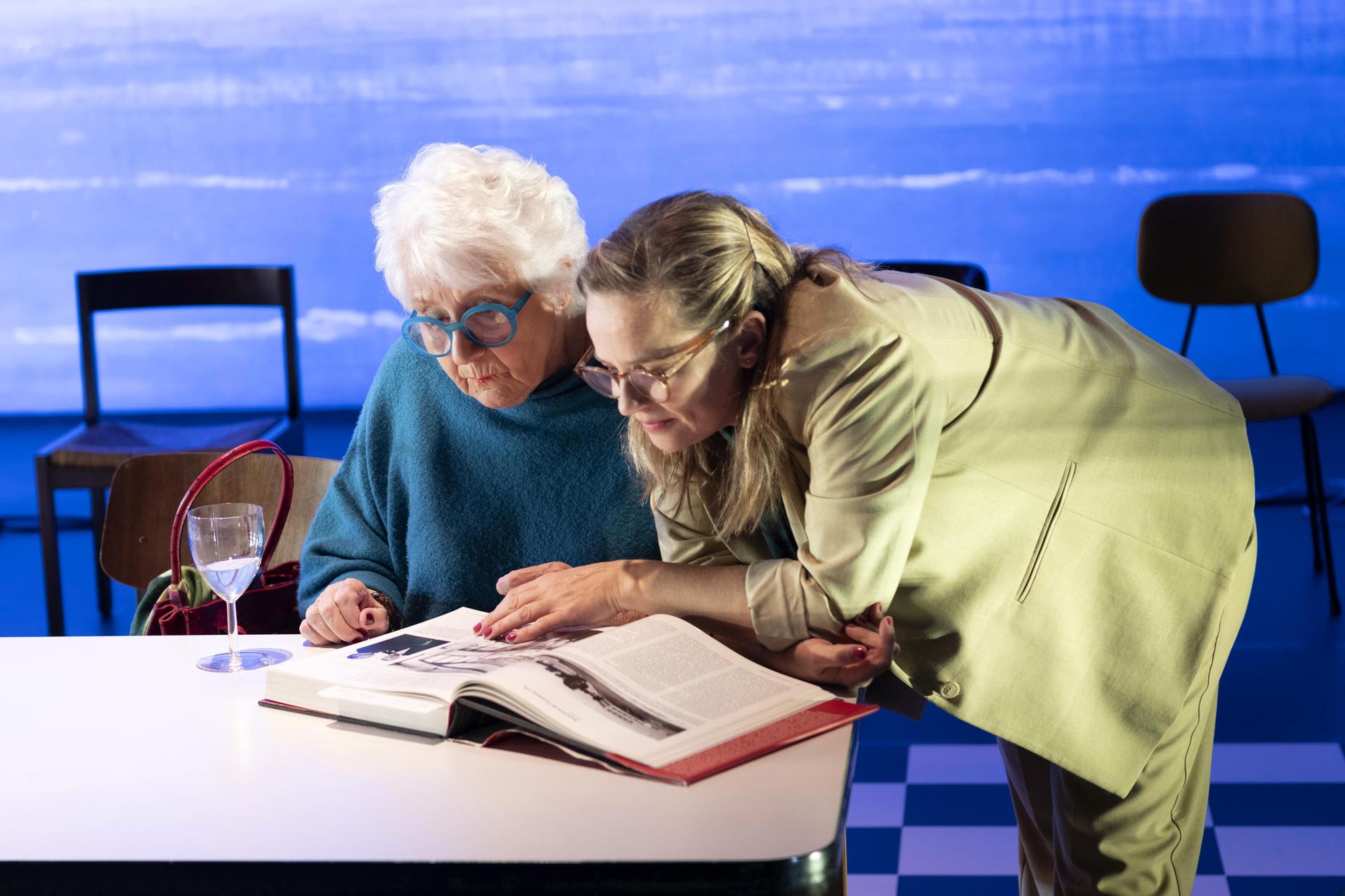 scenefoto van de cast van Galerie The Waverly op het podium