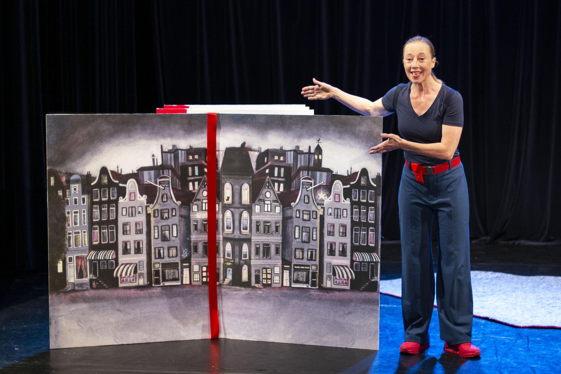 scènefoto Het Kabouterboek met actrice voor het grote kabouterboek