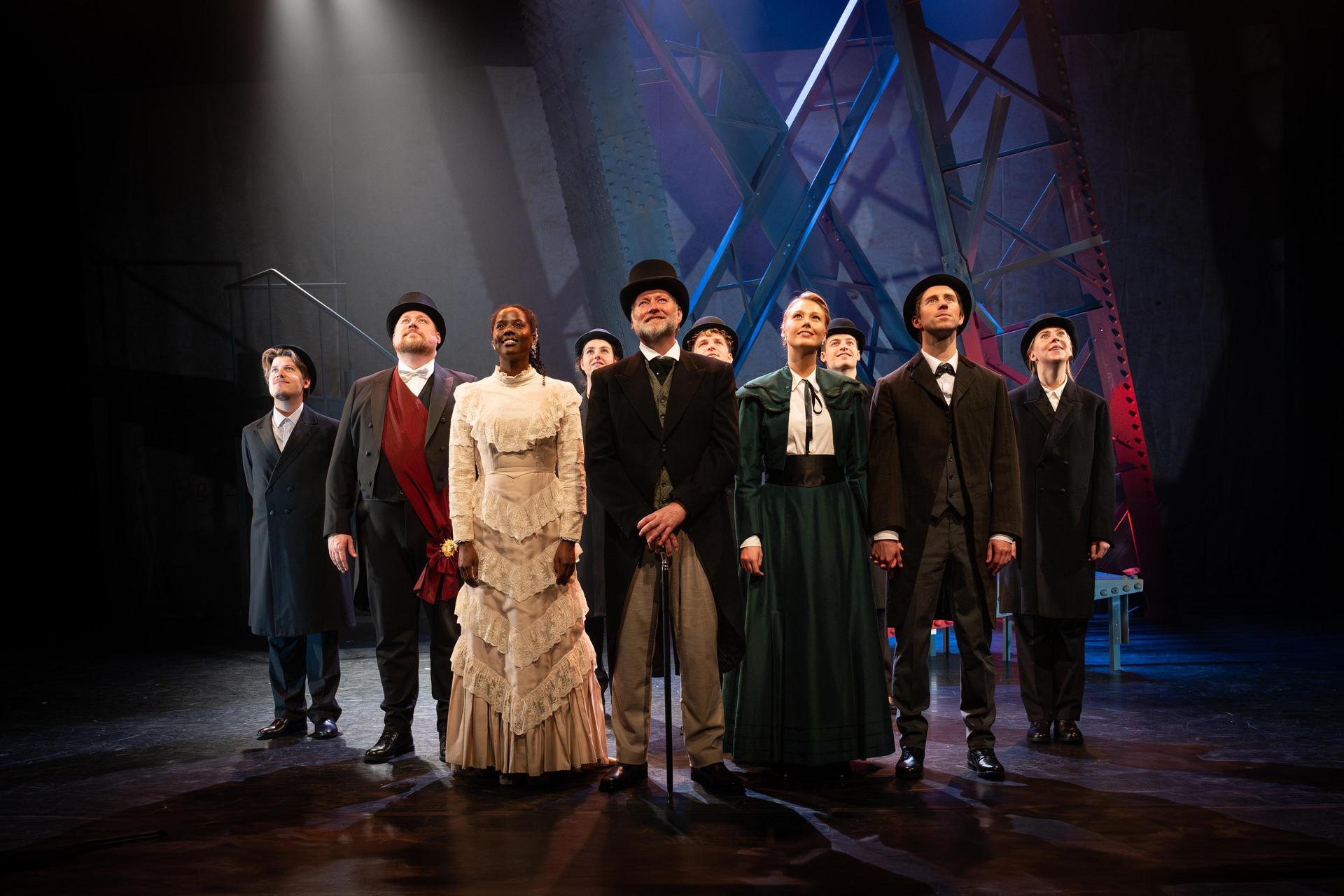 scènefoto musical Eiffel hele cast van 10 man op podium