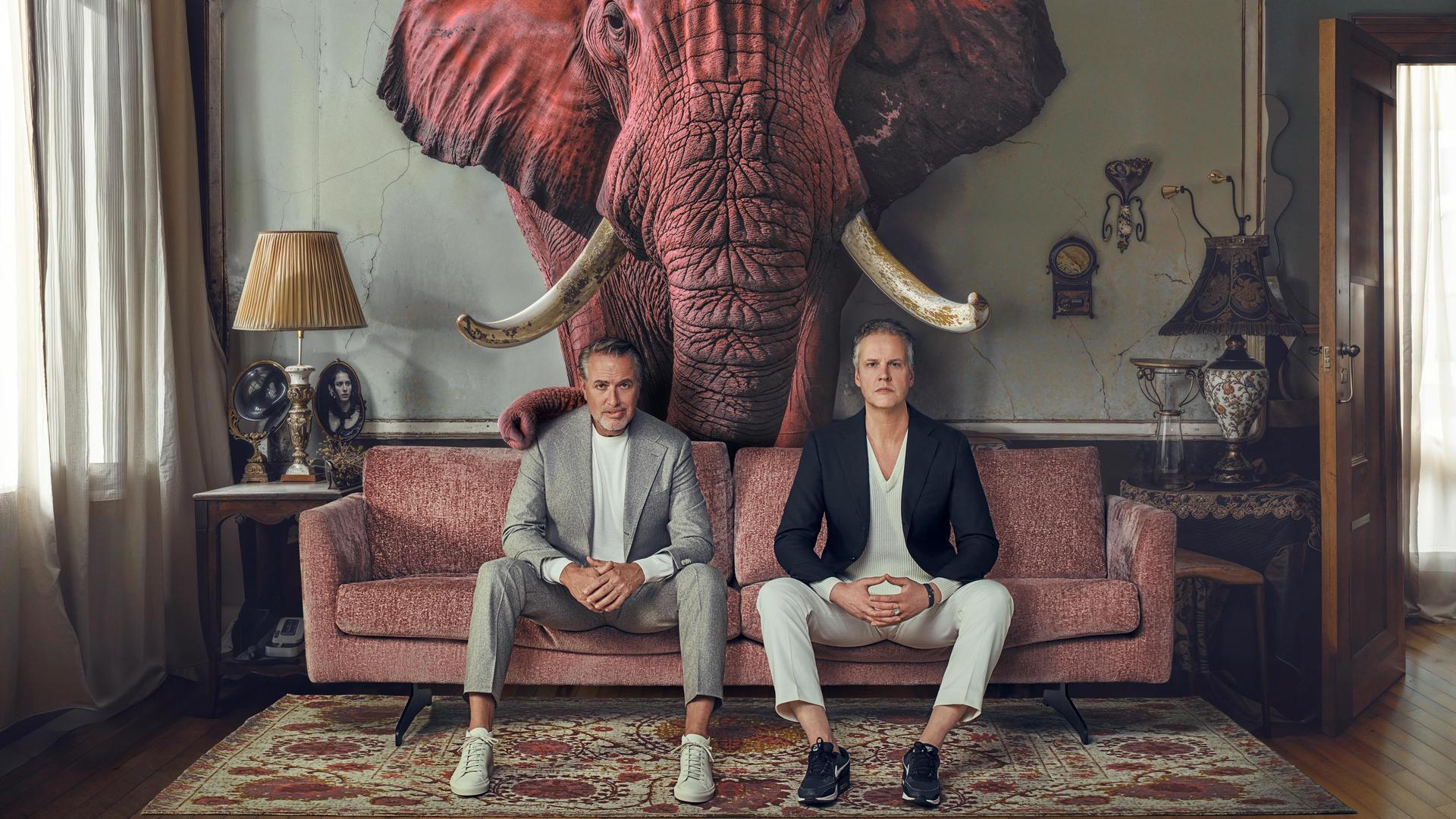 Veldhuis & Kemper, Promotiefoto van Veldhuis en Kemper zittend op een roze bank met roze olifanthoofd daarboven