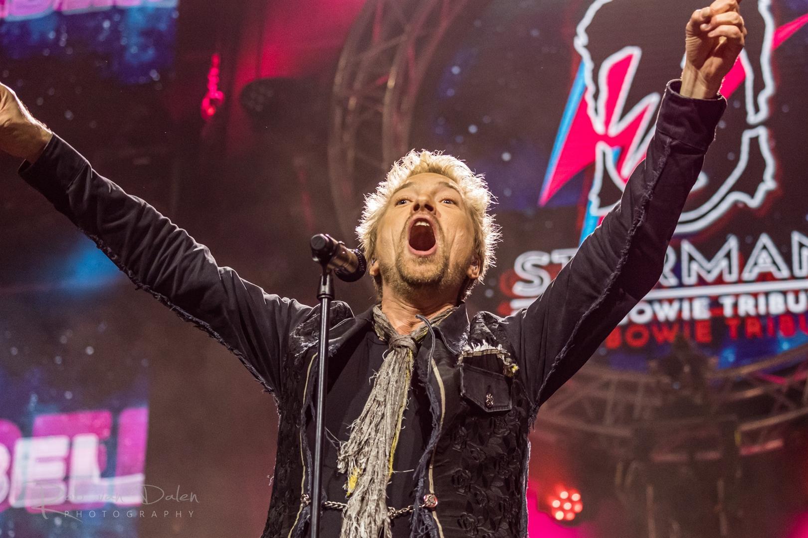 Een foto van zingende frontman van de band Starman Rias Baarda