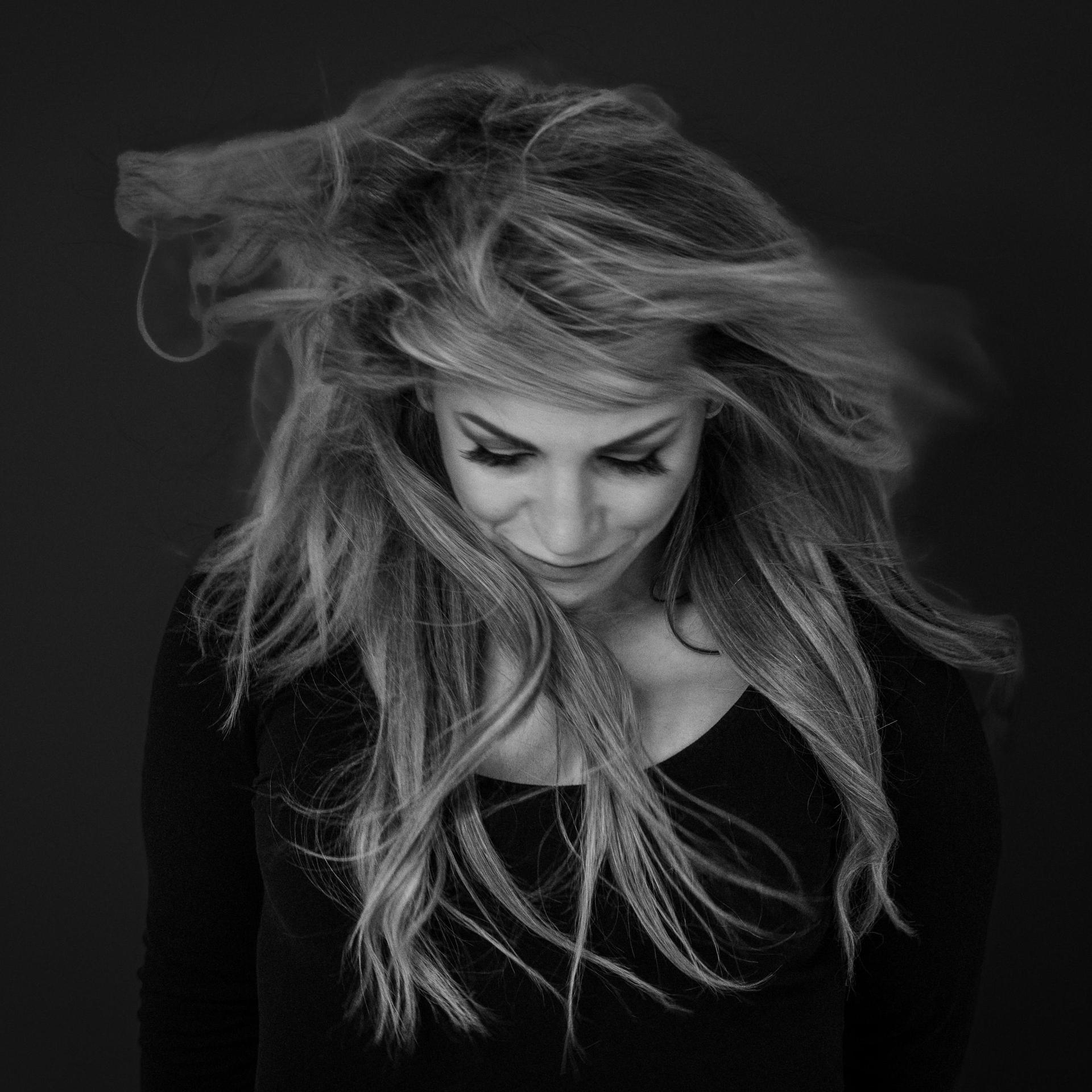 Someone Like Her, Zwart/wit foto met frontzangeres Laura Ramaekers 