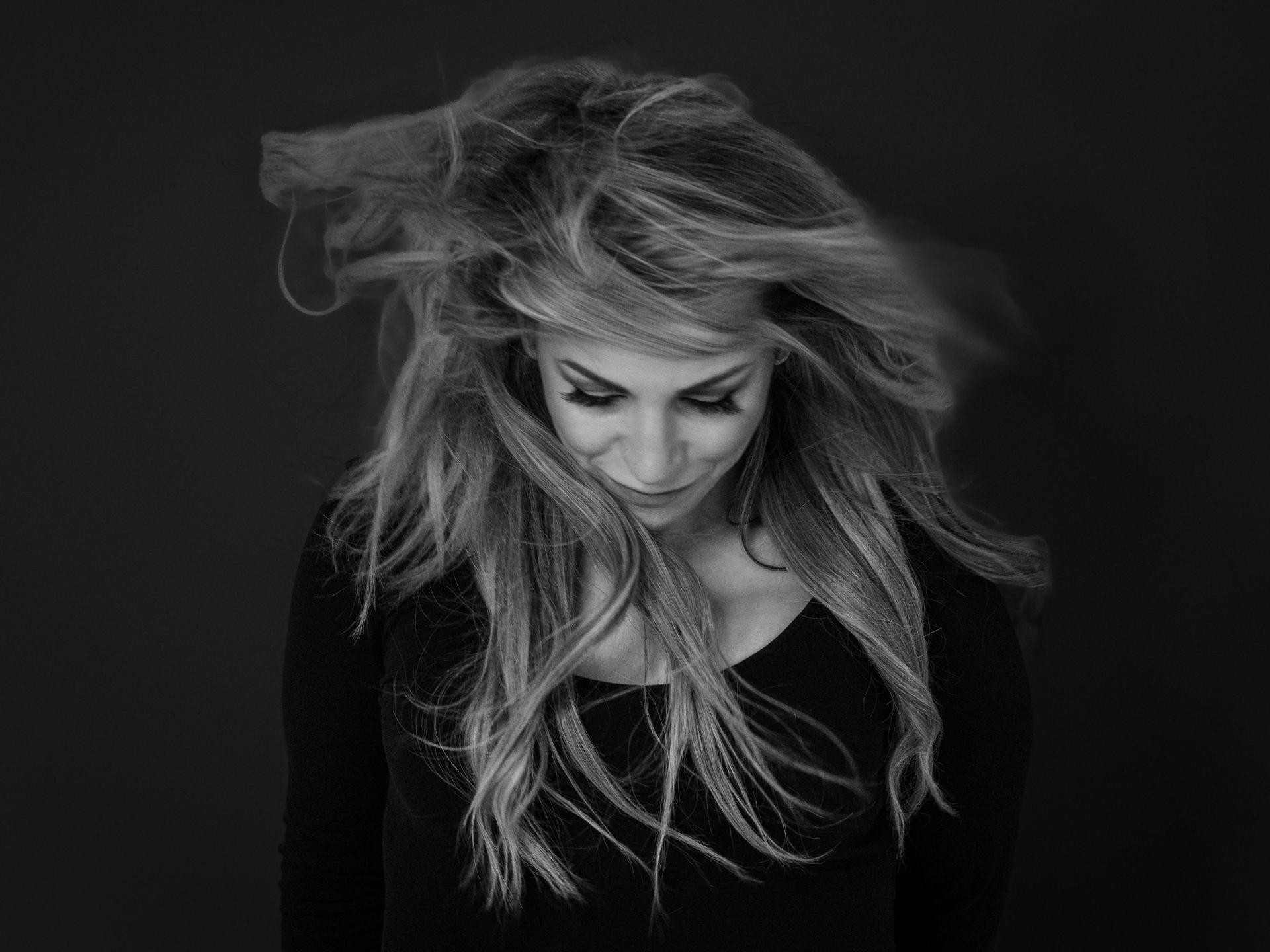 Someone Like Her, Zwart/wit foto met frontzangeres Laura Ramaekers 
