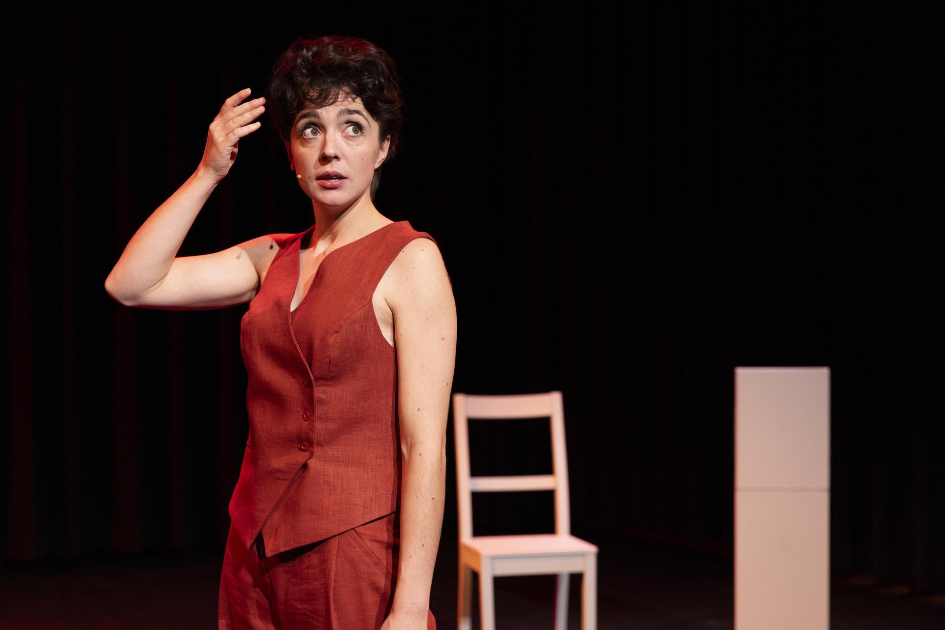 Scenefoto van Selma Visscher met rood giletje aan