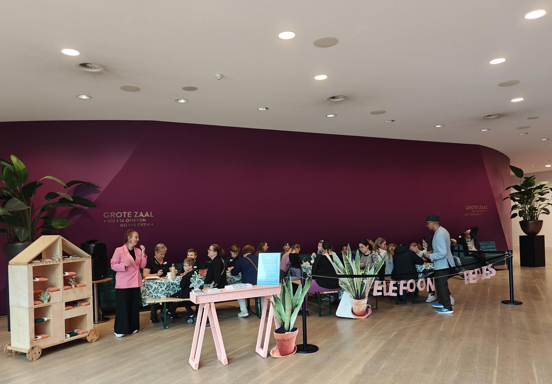 Foto van Telefoonbedjes maken tijdens Stoep Kids Dag in de foyer van Theater de Stoep