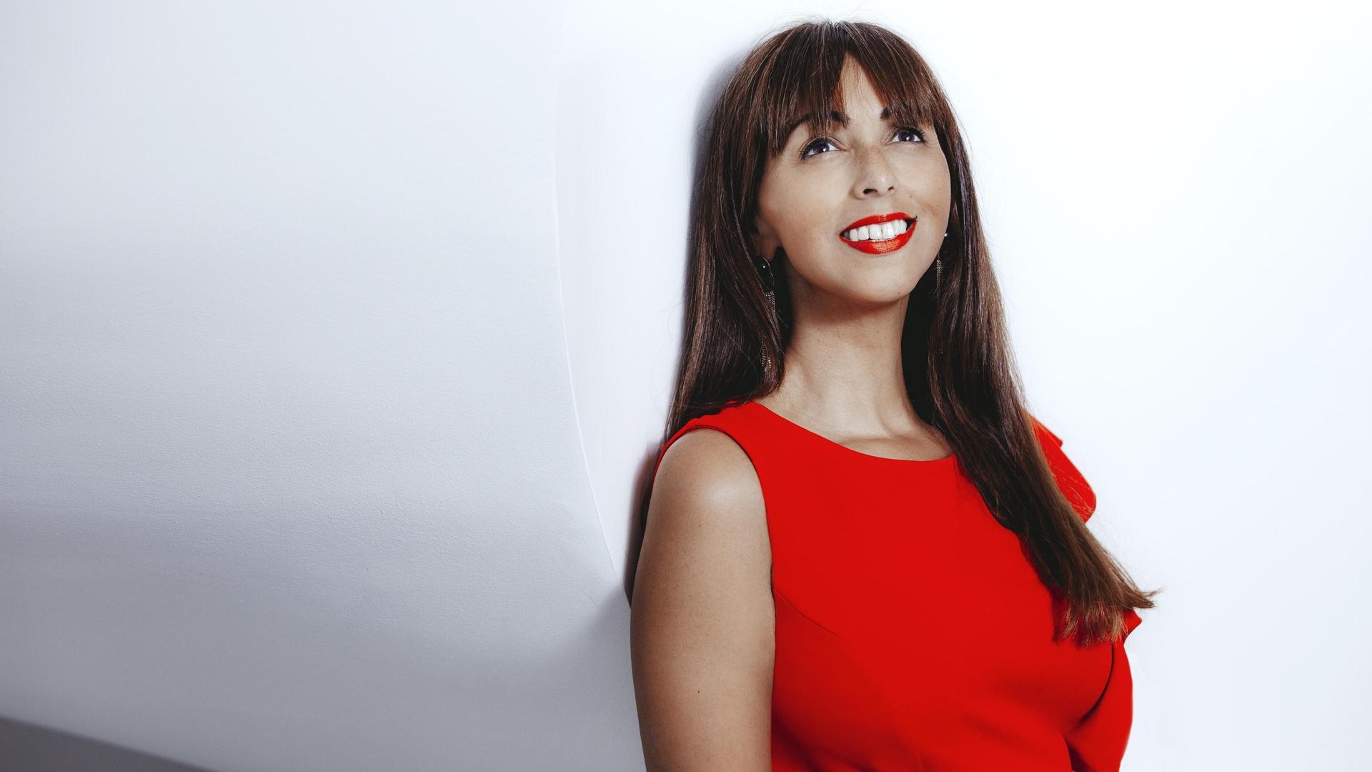 Stoep Jazz Presenteert: Marcela Hendriks en Rein de Graaff Trio, Foto Marcela Hendrik in rode jurk met rode lippenstift tegen witte achtergrond