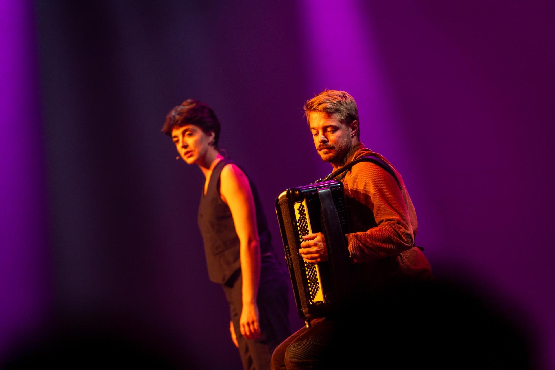 Scenefoto Selma Visscher en haar broer Lars Visscher op de accordeon