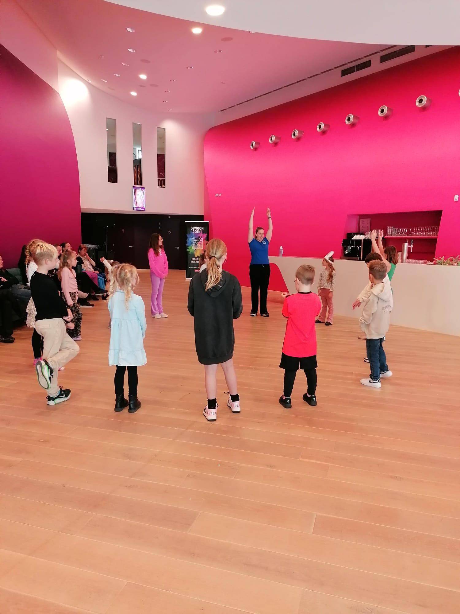 Foto van workshop toneel tijdens eerste Stoep Kids Dag in de bovenfoyer van Theater de Stoep