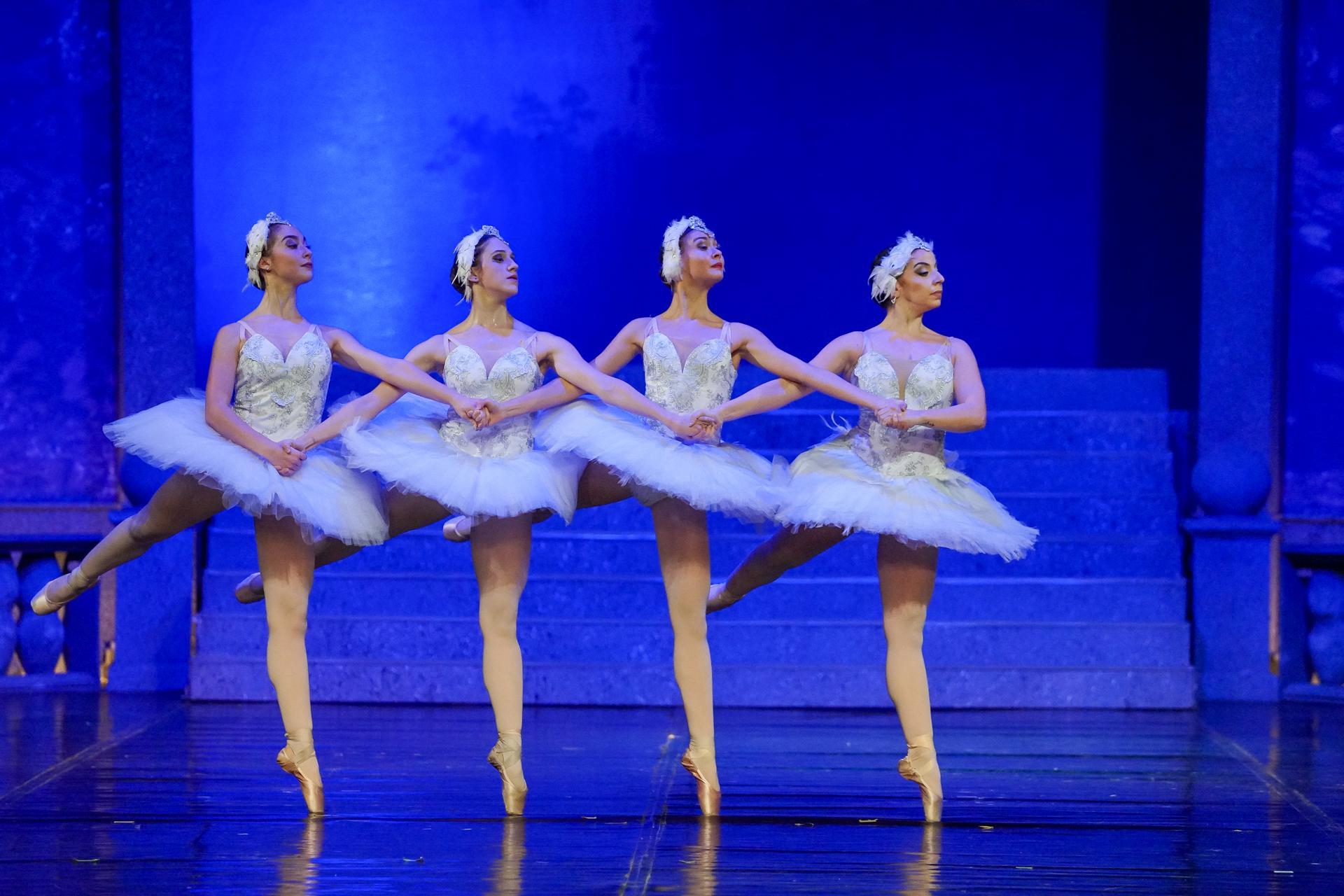 scènefoto Het Zwanenmeer. 4 ballerina;s op een rij.