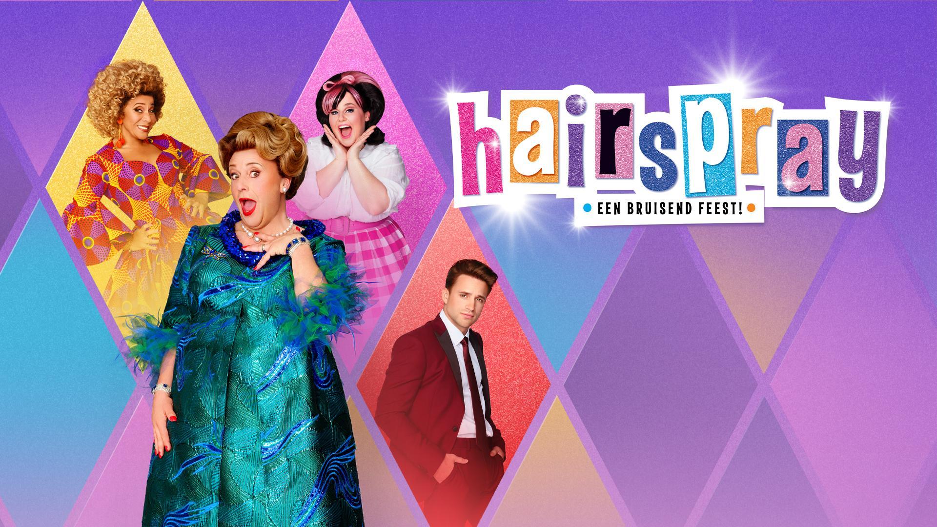 De vier hoofdrolspelers van de musical Hairspray staan afgebeeld.