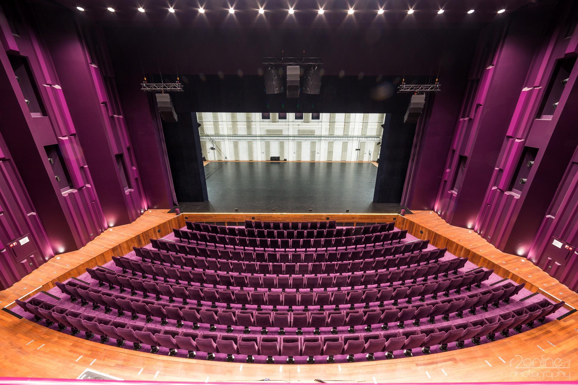Podium Grote Zaal Theater de Stoep gezien van onderaan het balkon