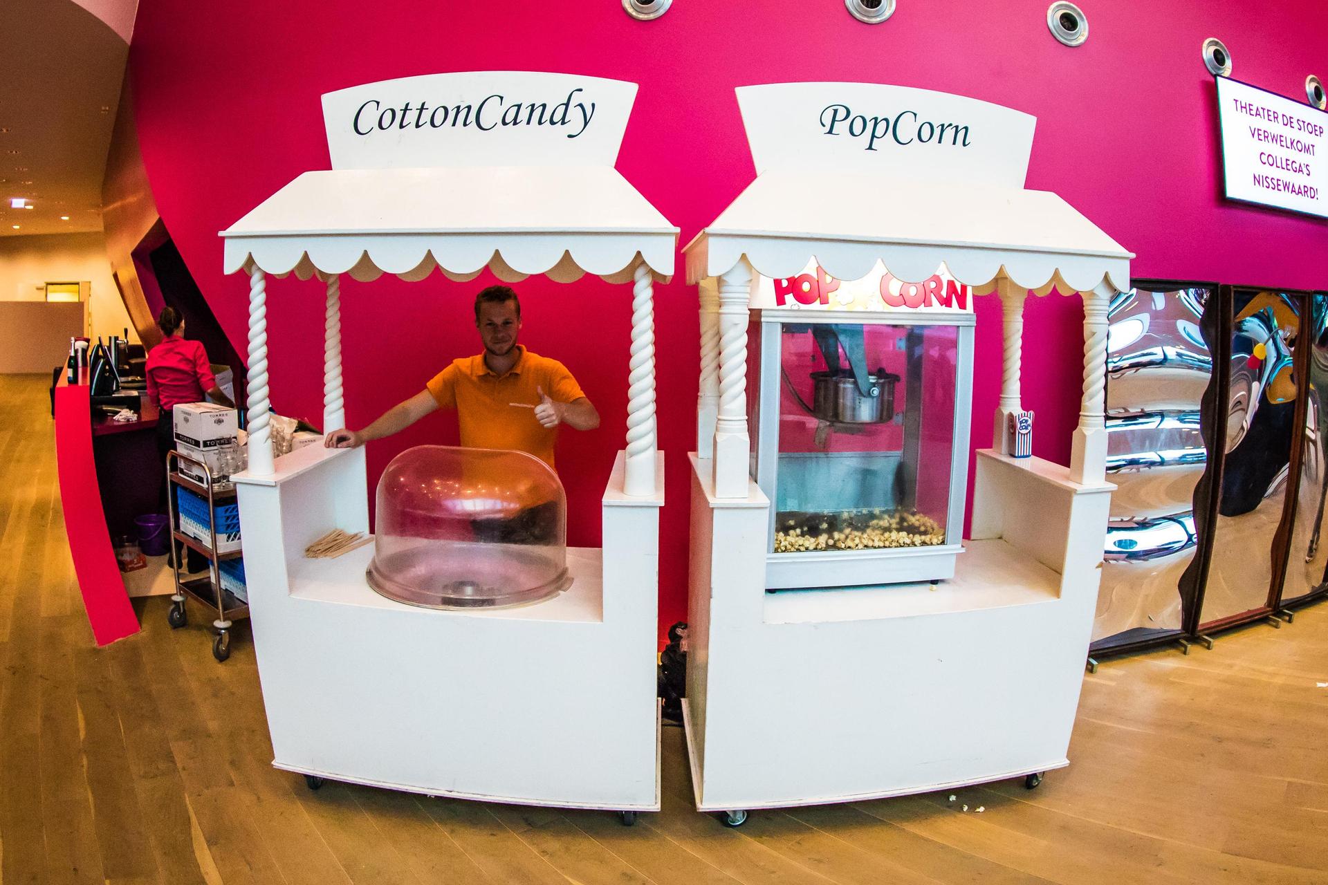 Witte Suikerspinkraam en Popcornkraam in de foyer van Theater de Stoep tijdens een evenement