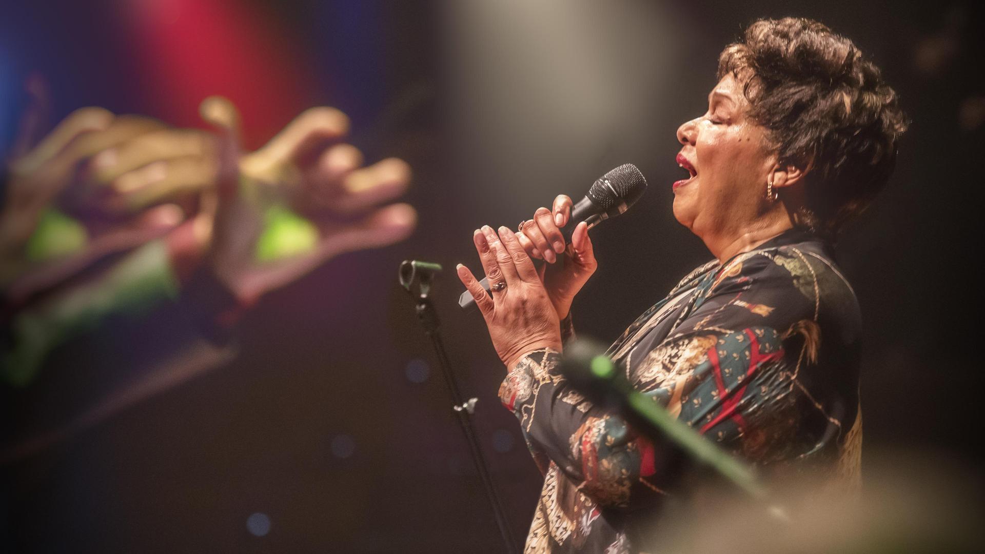 Marjorie Barnes & Millennium Jazz Orchestra, scènefoto van Marjorie Barnes zingend op het podium