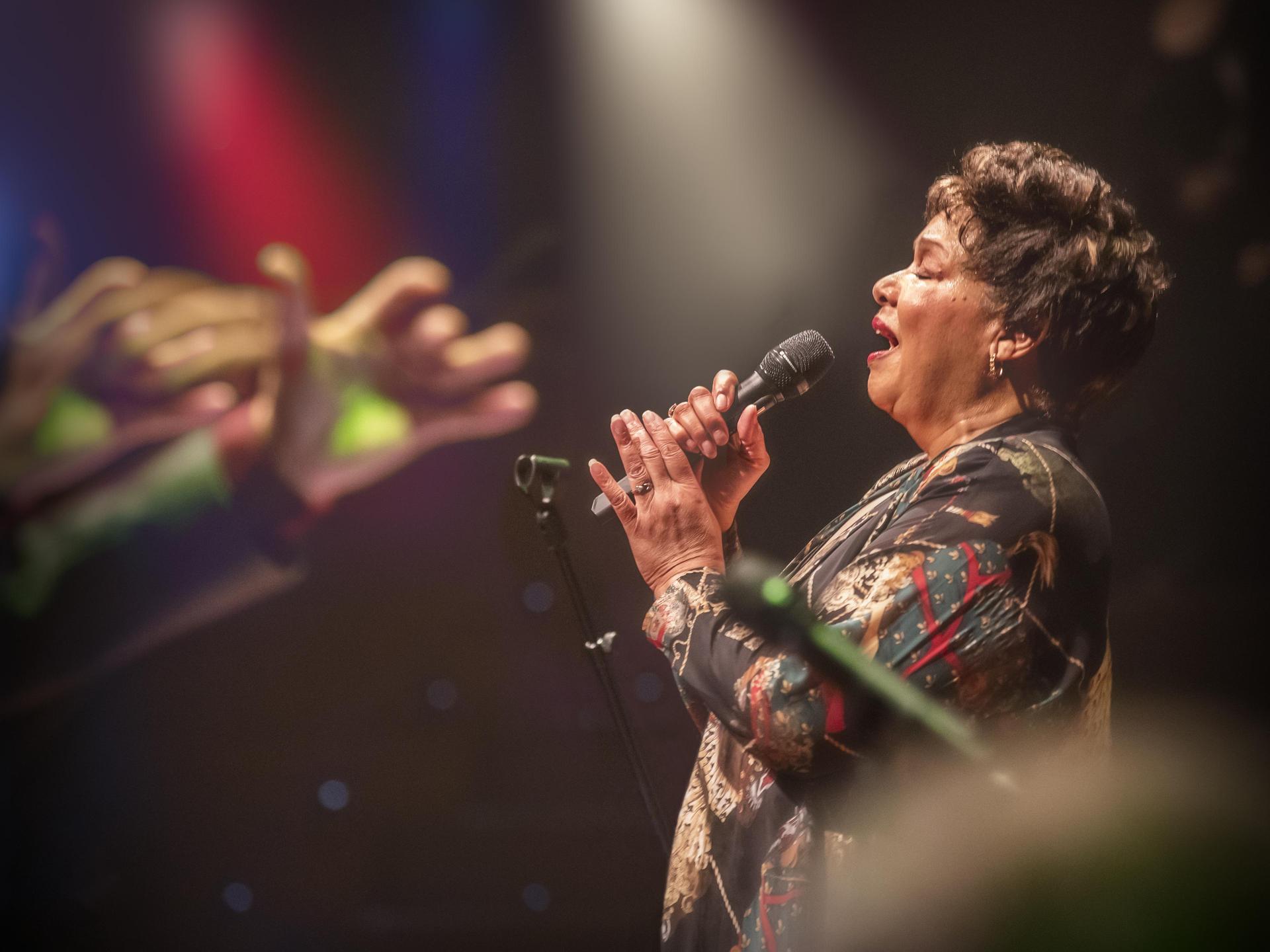 Marjorie Barnes & Millennium Jazz Orchestra, scènefoto van Marjorie Barnes zingend op het podium