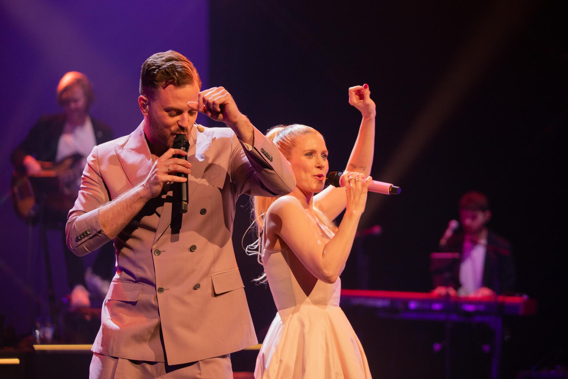 scènefoto Jim en Bettina op het podium, zingend