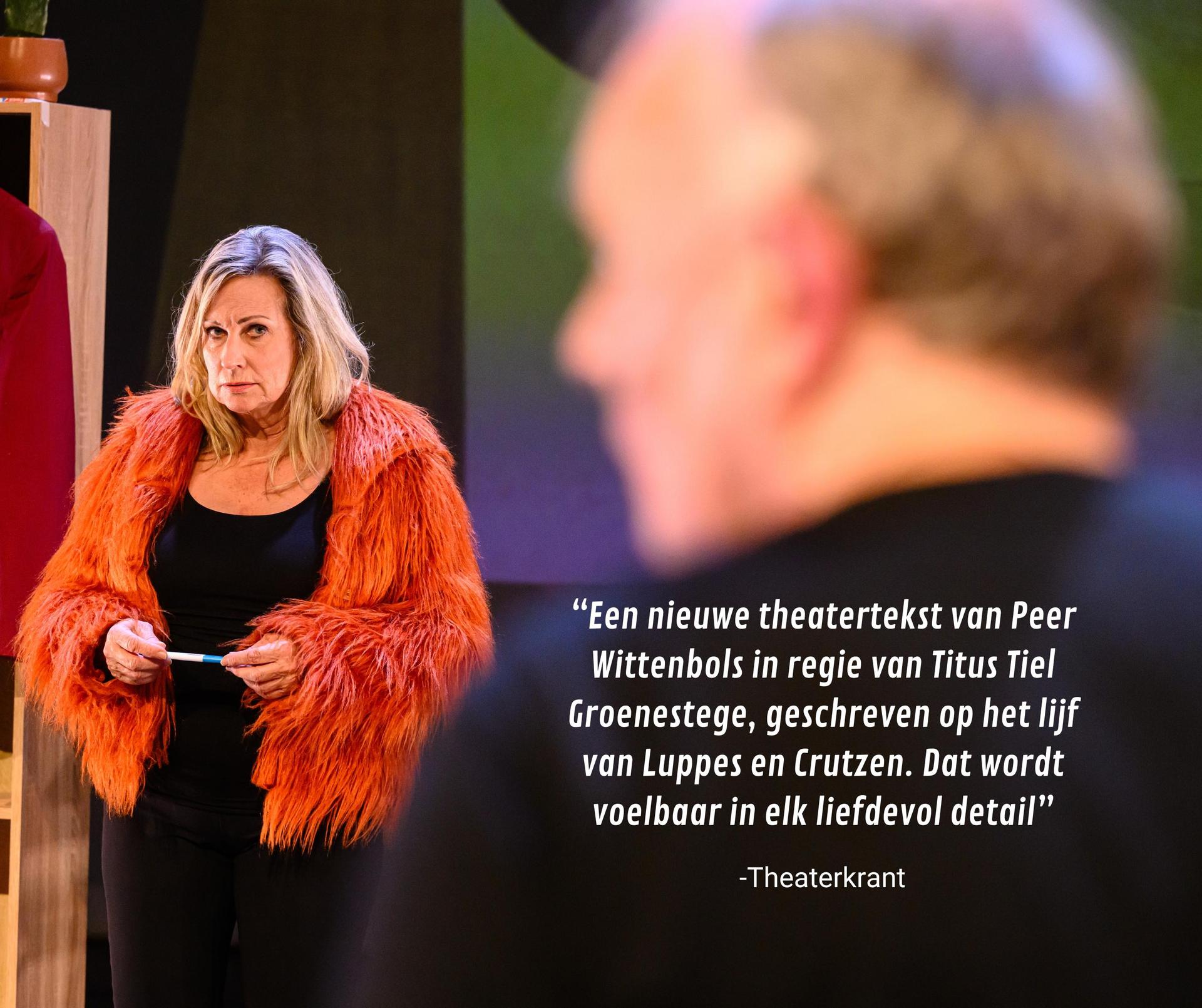 Scènefoto met recensie quote van Theaterkrant.