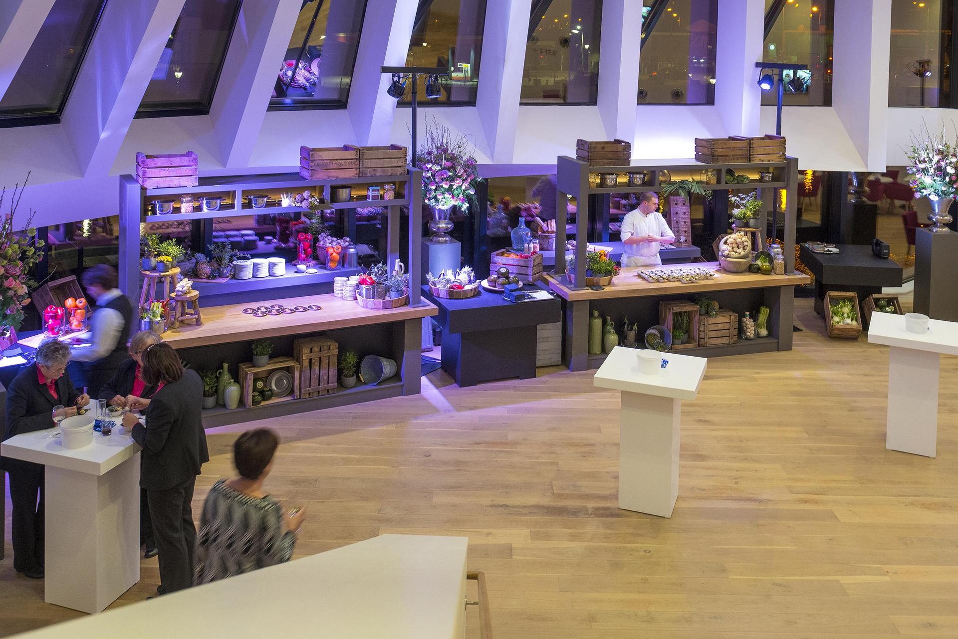 Verschillende uitserveertafels op de vipfoyer met hapjes tijdens een evenement