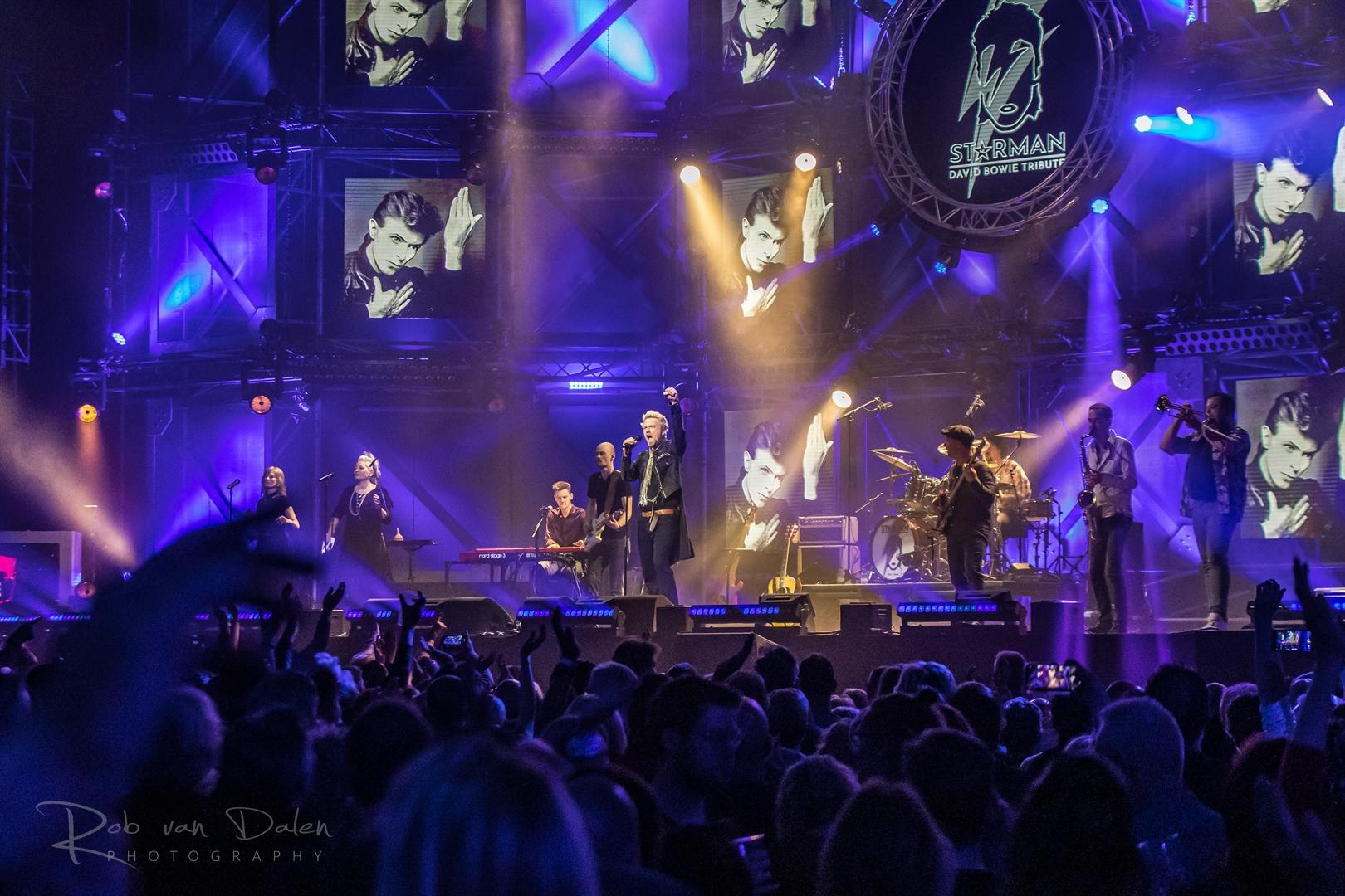foto van de band Starman tijdens optreden