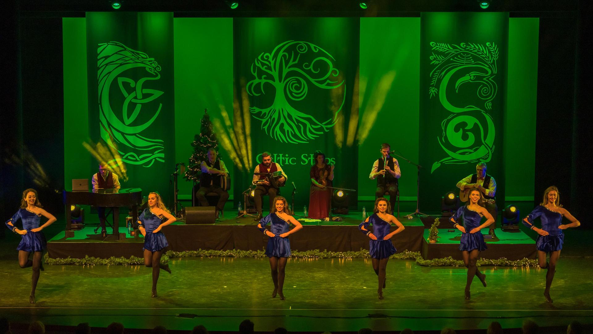 Een foto van de danseressen van Celtic Steps in groen