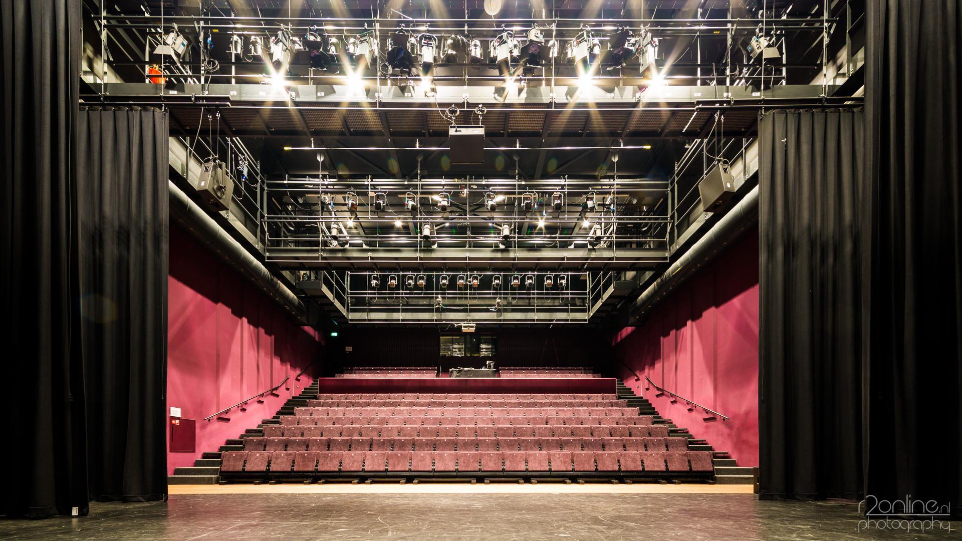 Foto van de stoelen in de Grote Zaal van Theater de Stoep gezien vanaf het lege podium