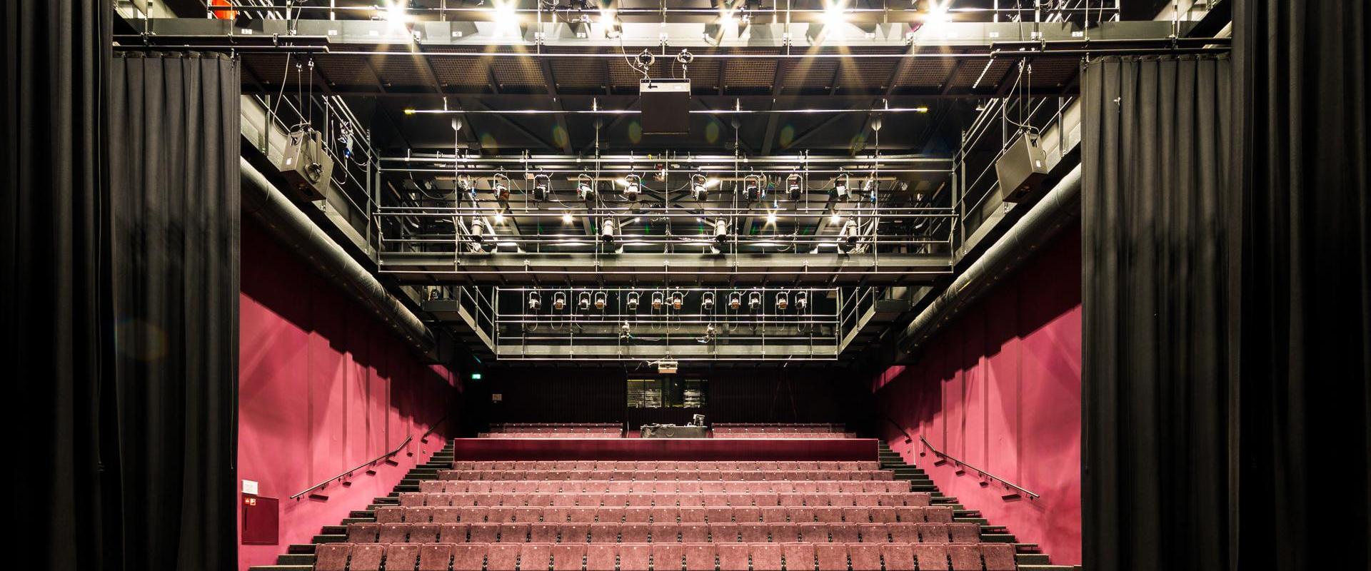 Kleine Zaal, Foto van de stoelen in de Grote Zaal van Theater de Stoep gezien vanaf het lege podium