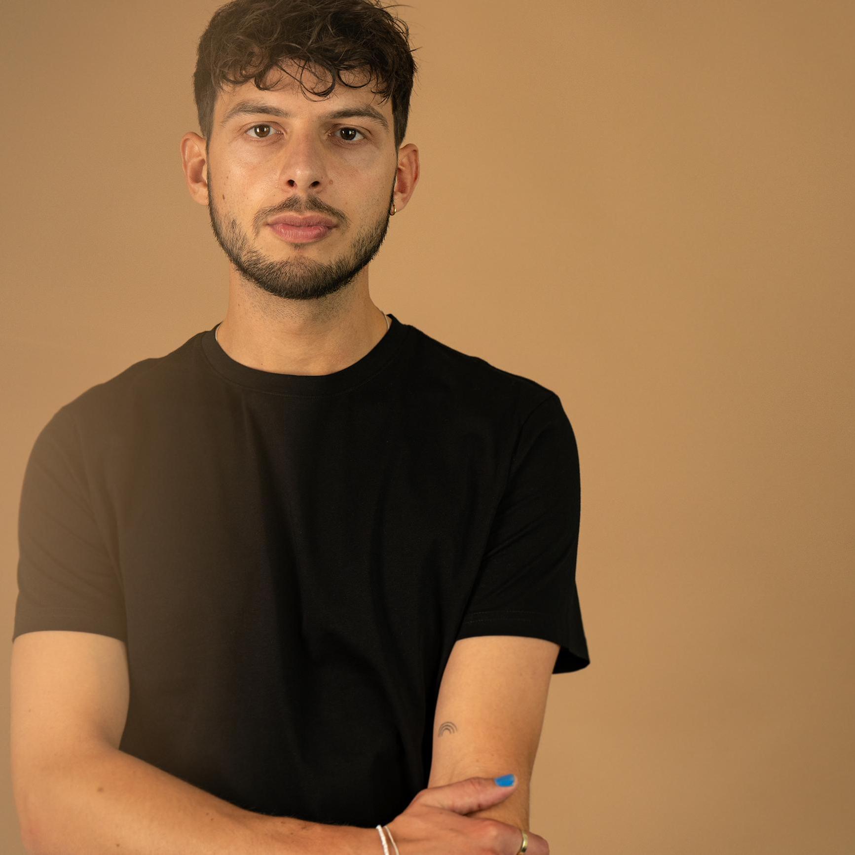 Neil Foreman, Promotiefoto van Neil Foreman in zwart t-shirt tegen beige achtergrond