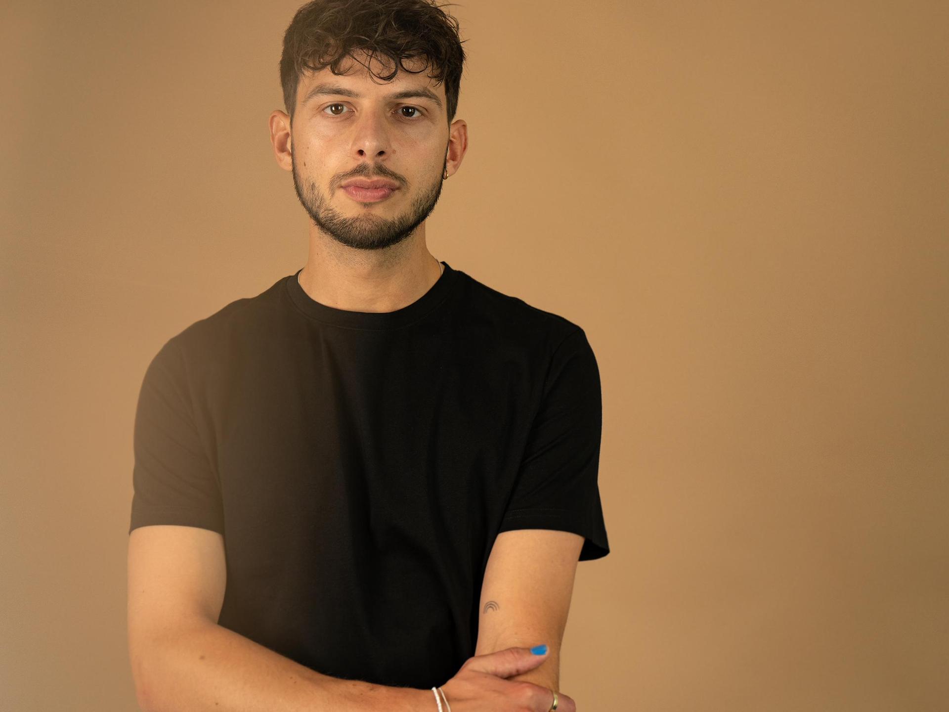 Neil Foreman, Promotiefoto van Neil Foreman in zwart t-shirt tegen beige achtergrond