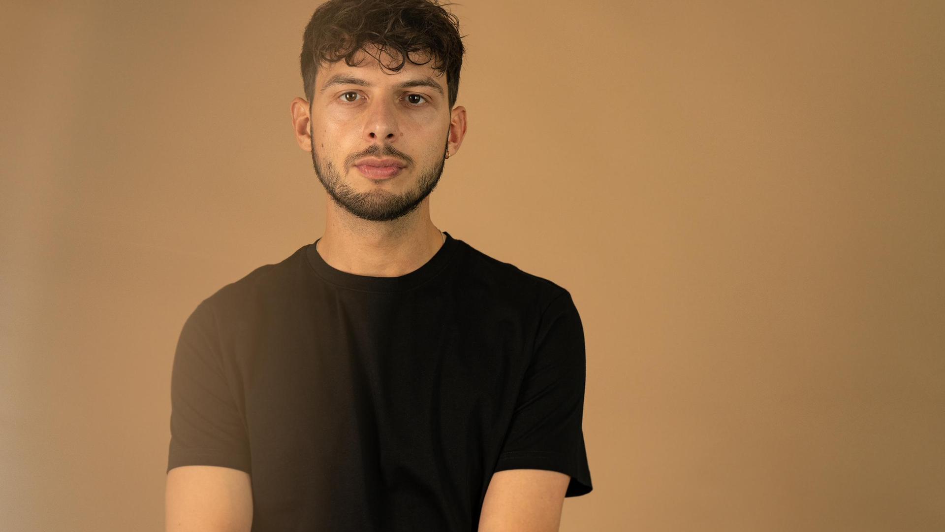 Neil Foreman, Promotiefoto van Neil Foreman in zwart t-shirt tegen beige achtergrond