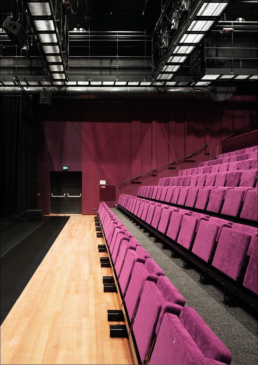 Foto van de opgeklapte stoelen in de Kleine Zaal van Theater de Stoep vanaf de zijkant gezien