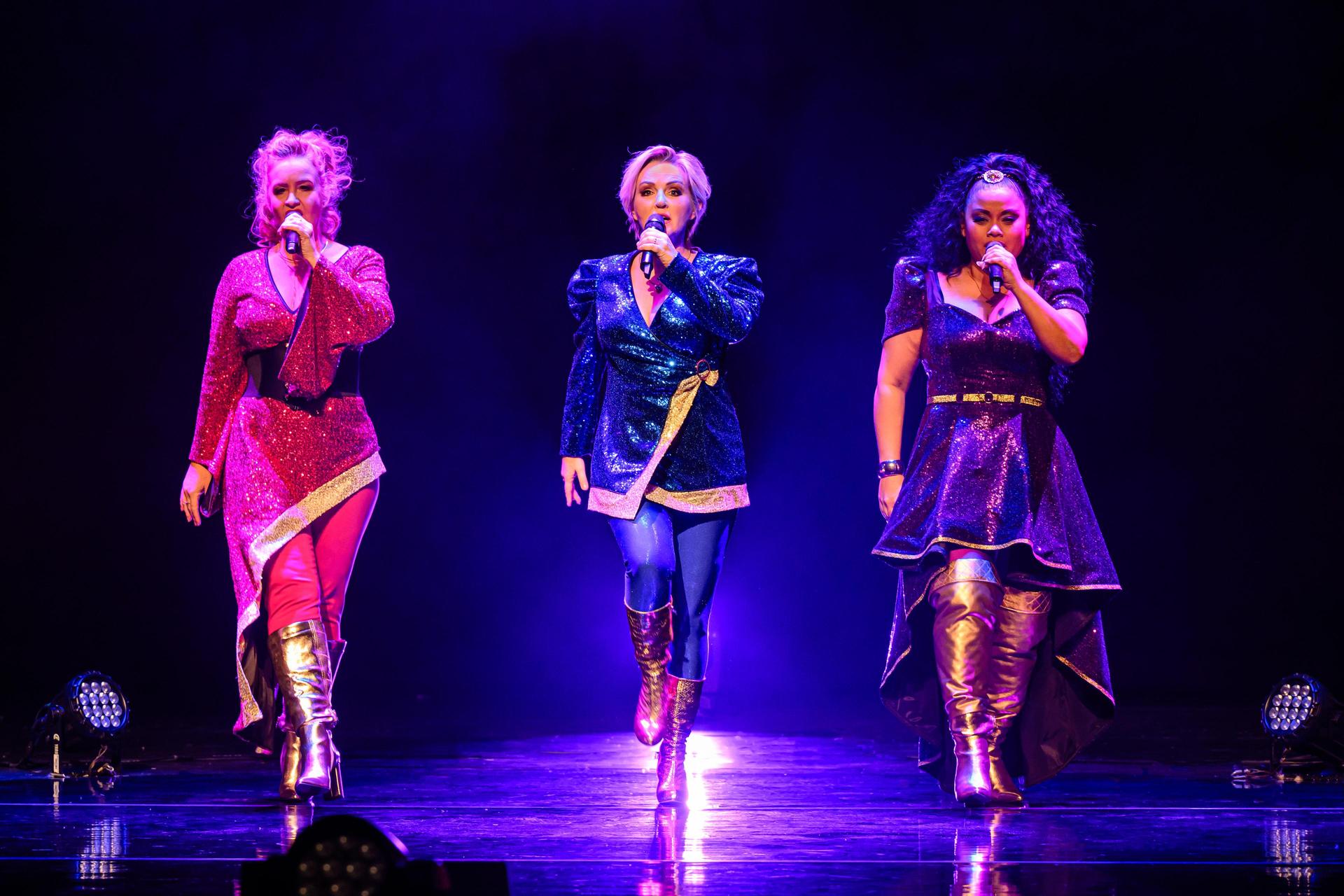 scènefoto van de 3 dames op het podium tijdens de voorstelling