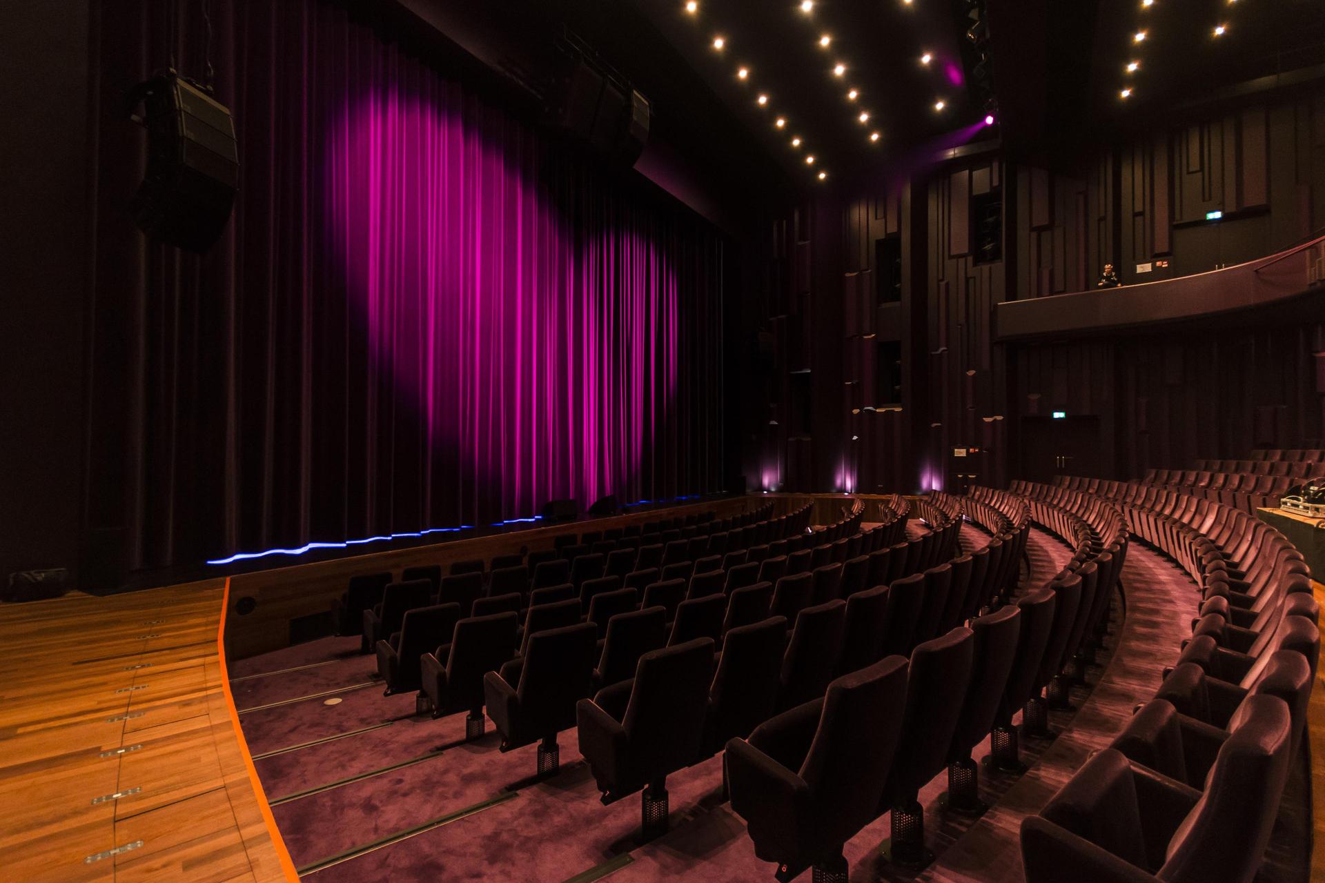 Foto van doek grote zaal gezien vanaf zaaldeur met hart van licht erop