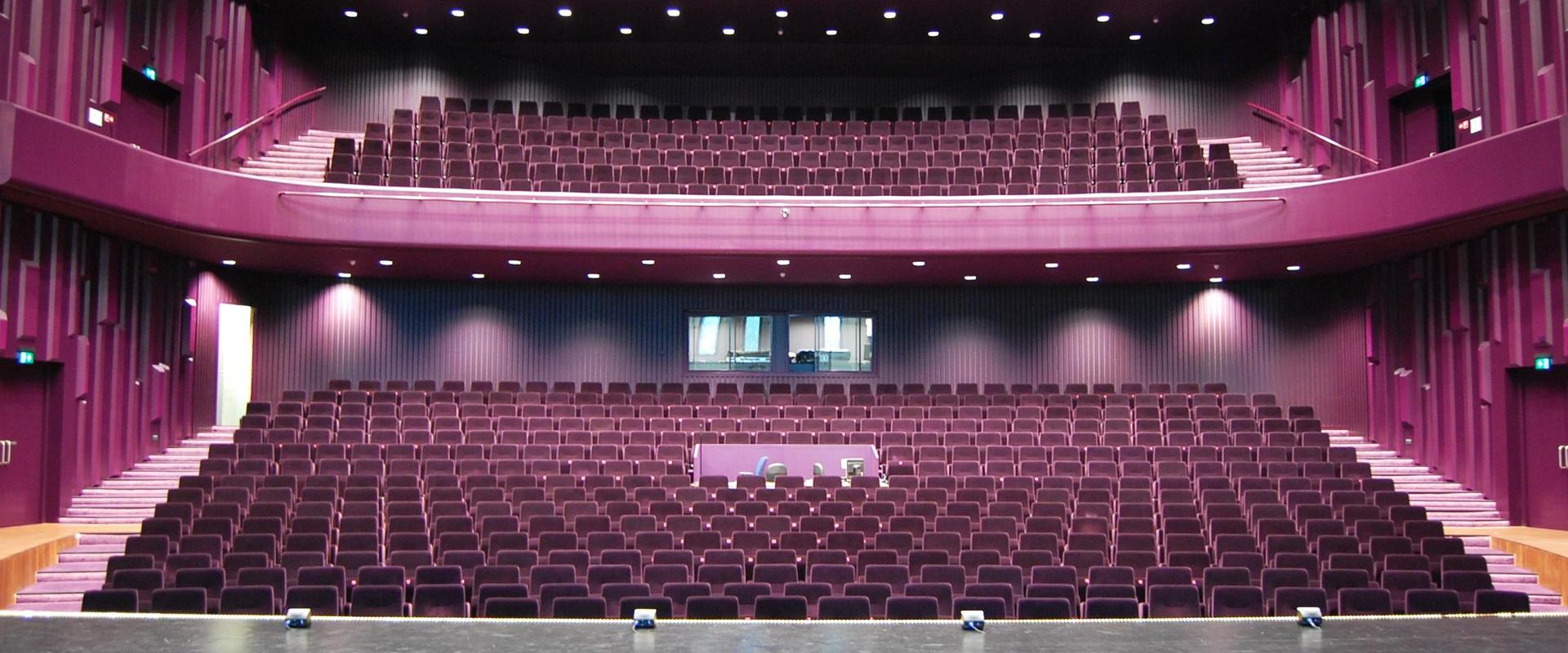 Foto van de Grote Zaal van Theater de Stoep vanaf het podium gezien richting stoelen